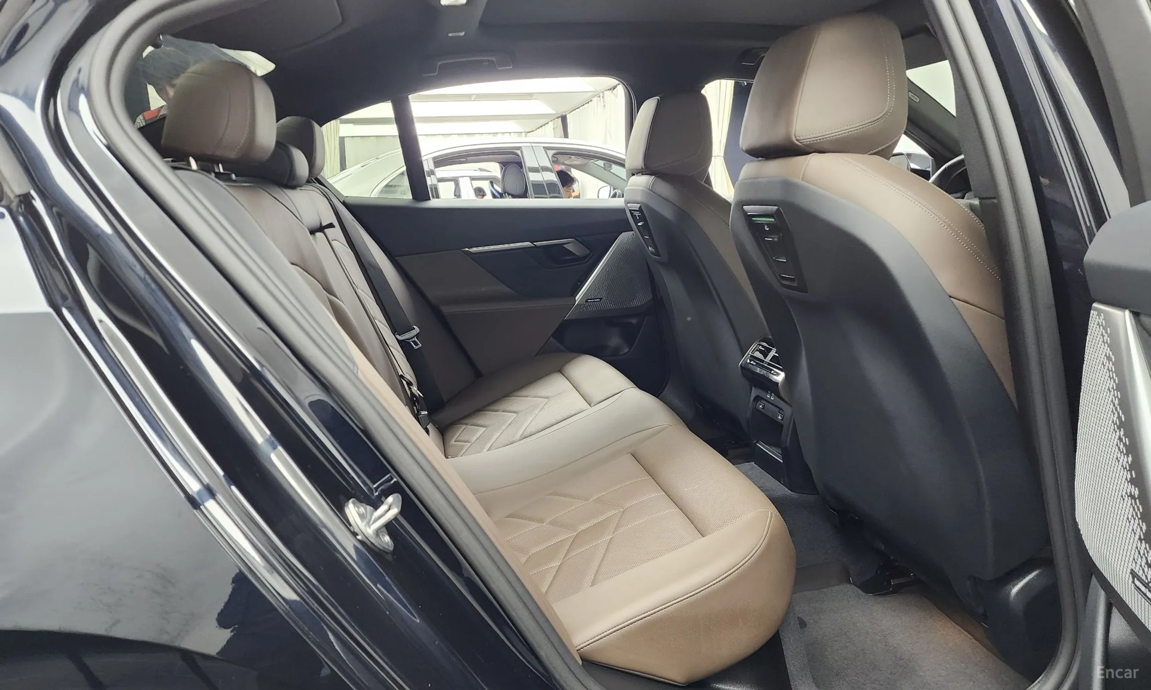 BMW 5 Series (G60) превью 12