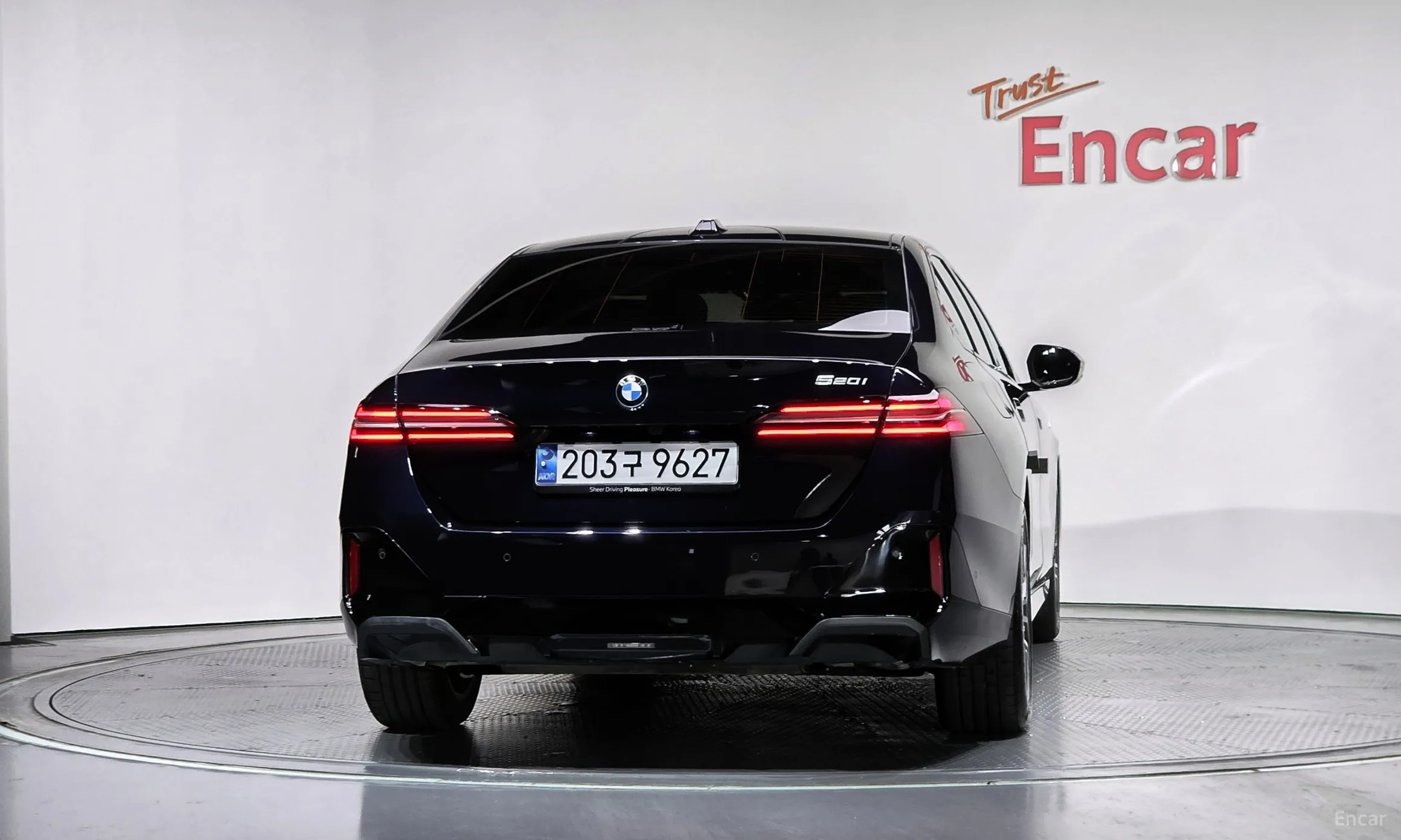 BMW 5 Series (G60) превью 4