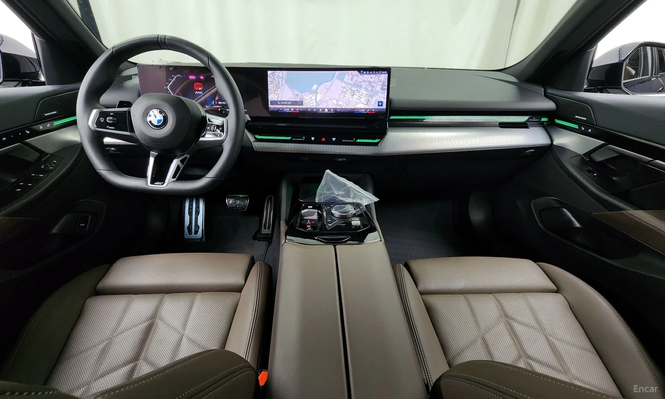 BMW 5 Series (G60) превью 7
