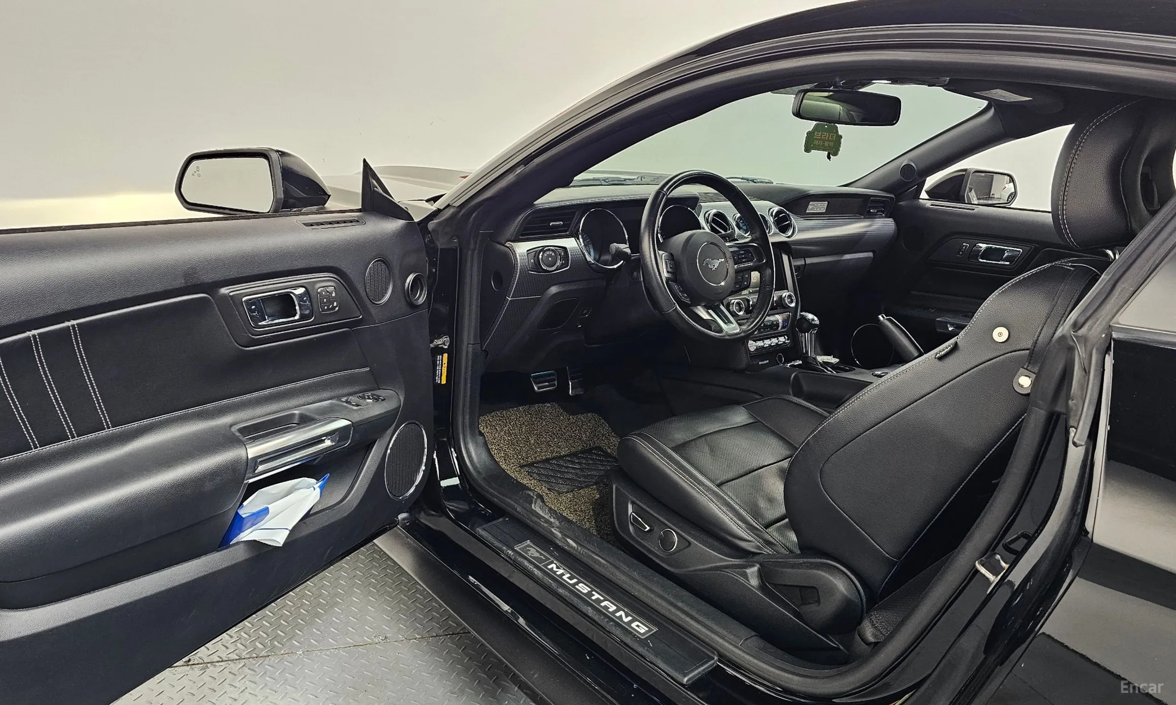 Ford Mustang превью 10