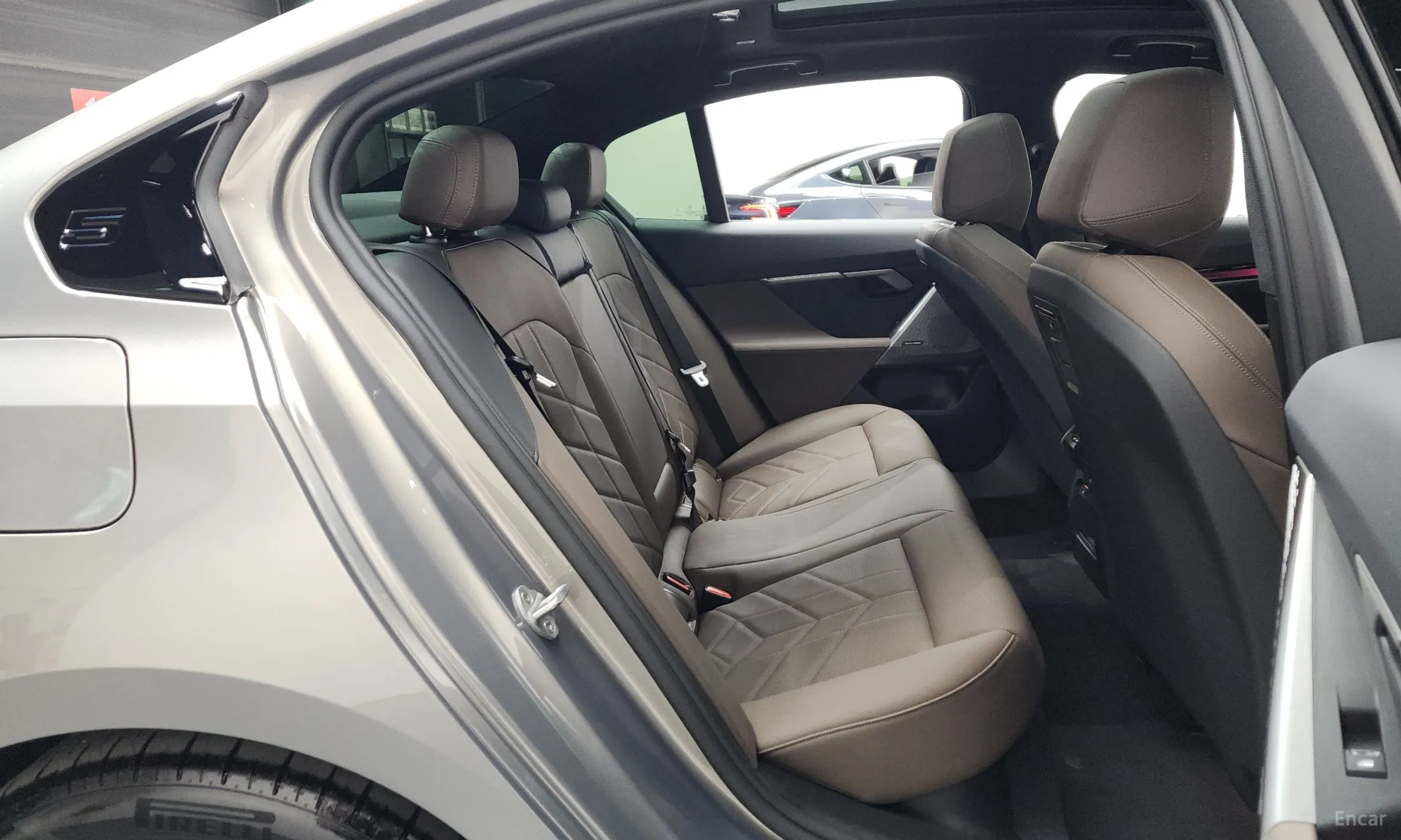 BMW 5 Series (G60) превью 11