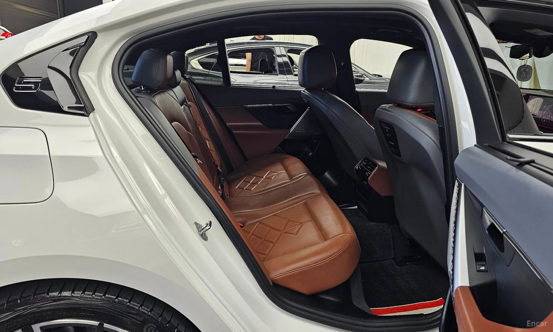 BMW 5 Series (G60) превью 12