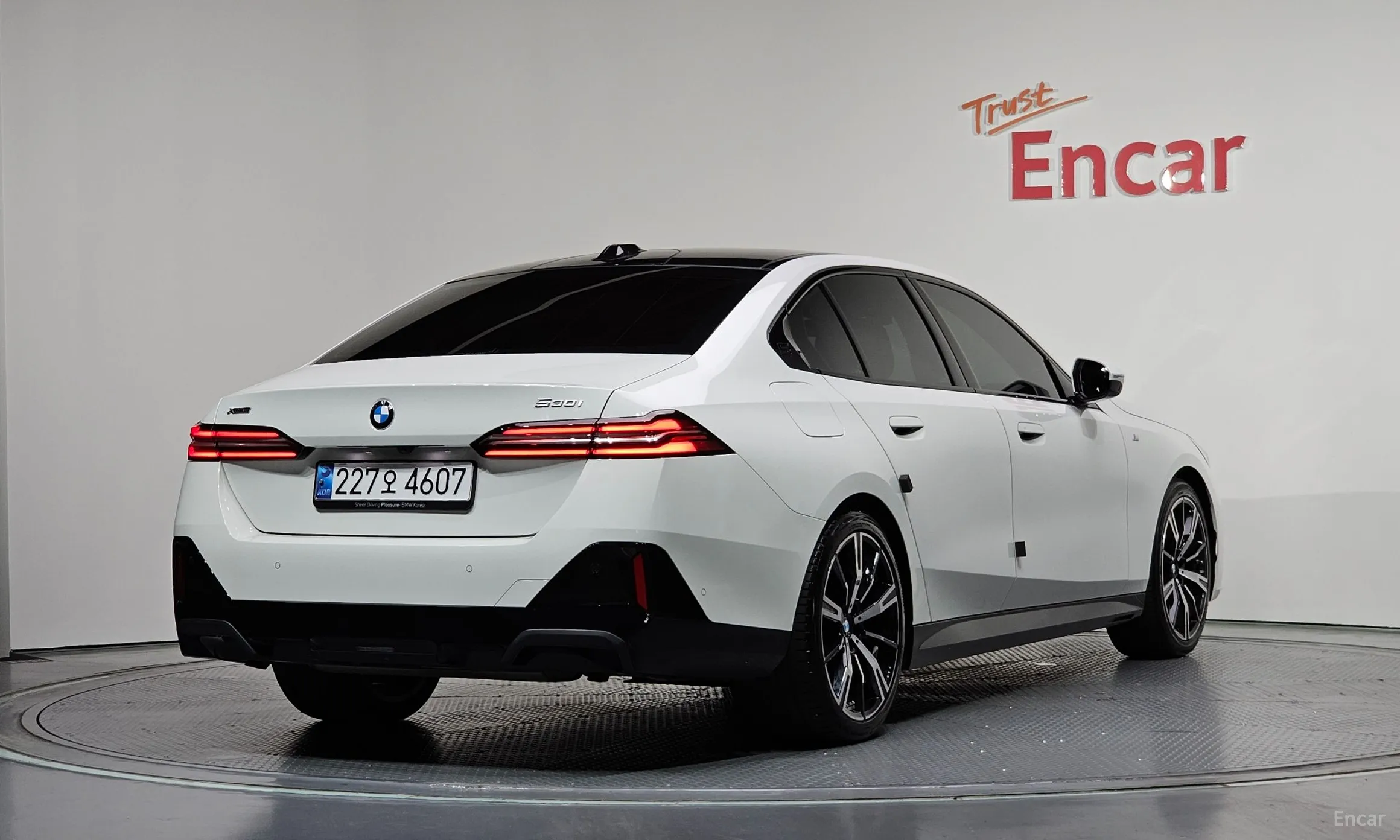 BMW 5 Series (G60) превью 2