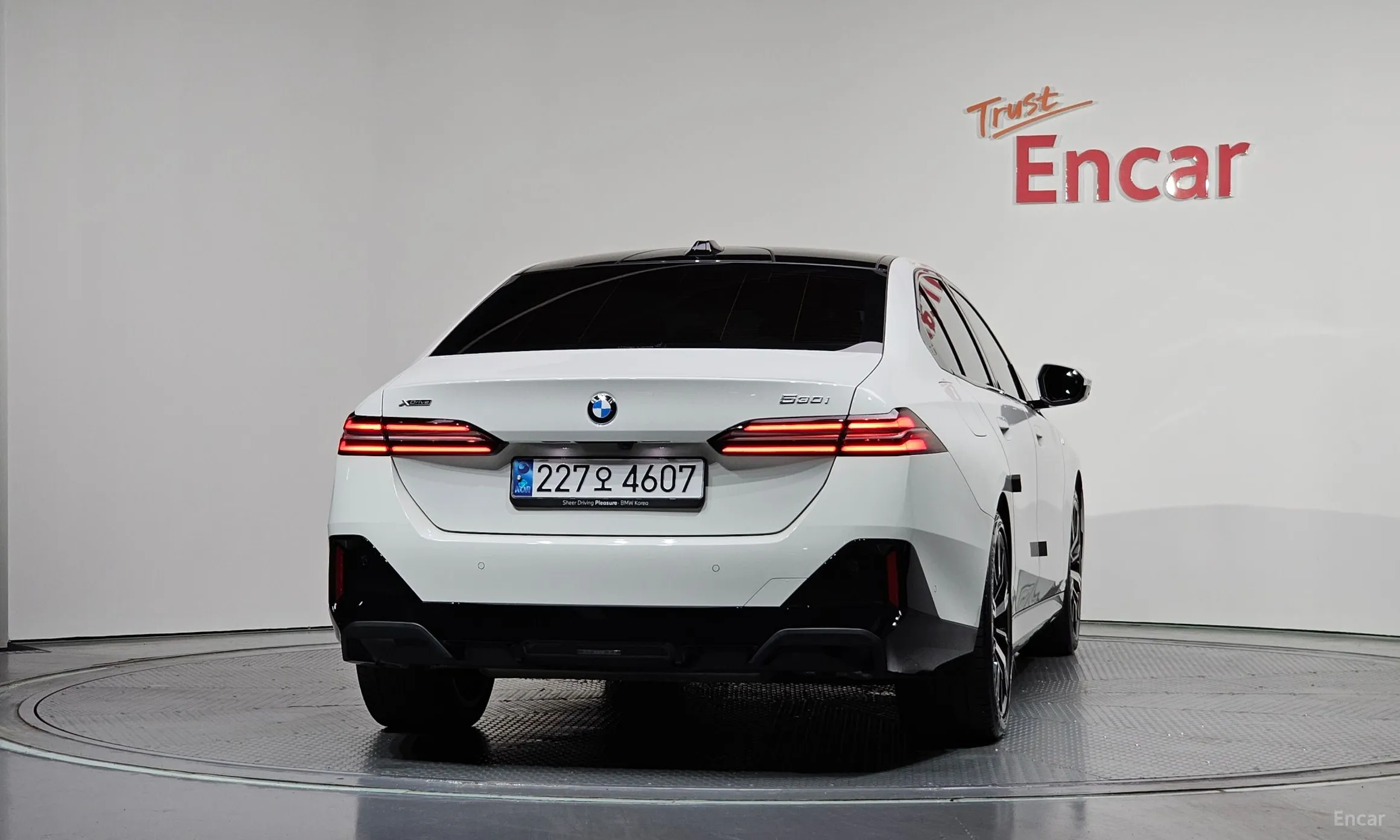 BMW 5 Series (G60) превью 4