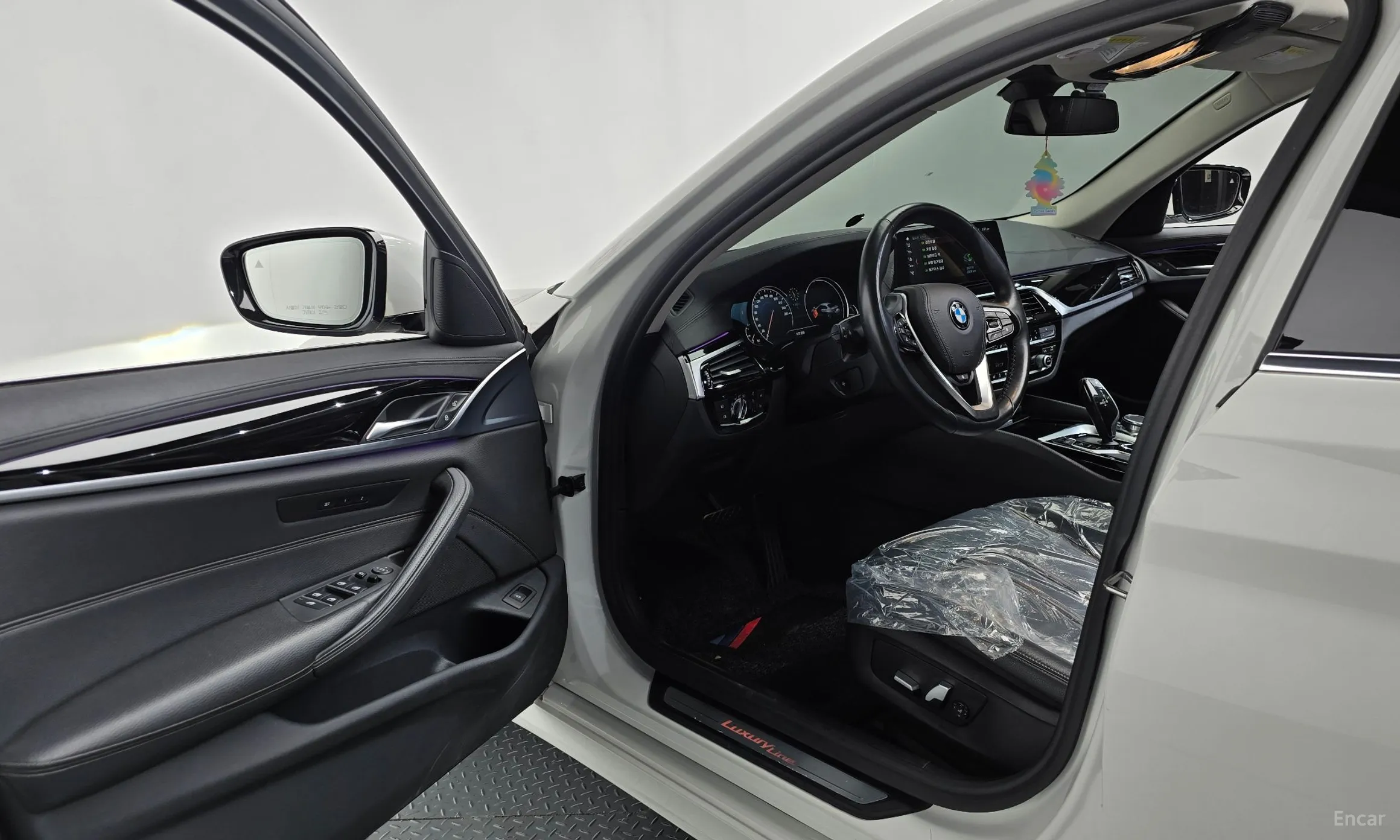 BMW 5 Series (G30) превью 10