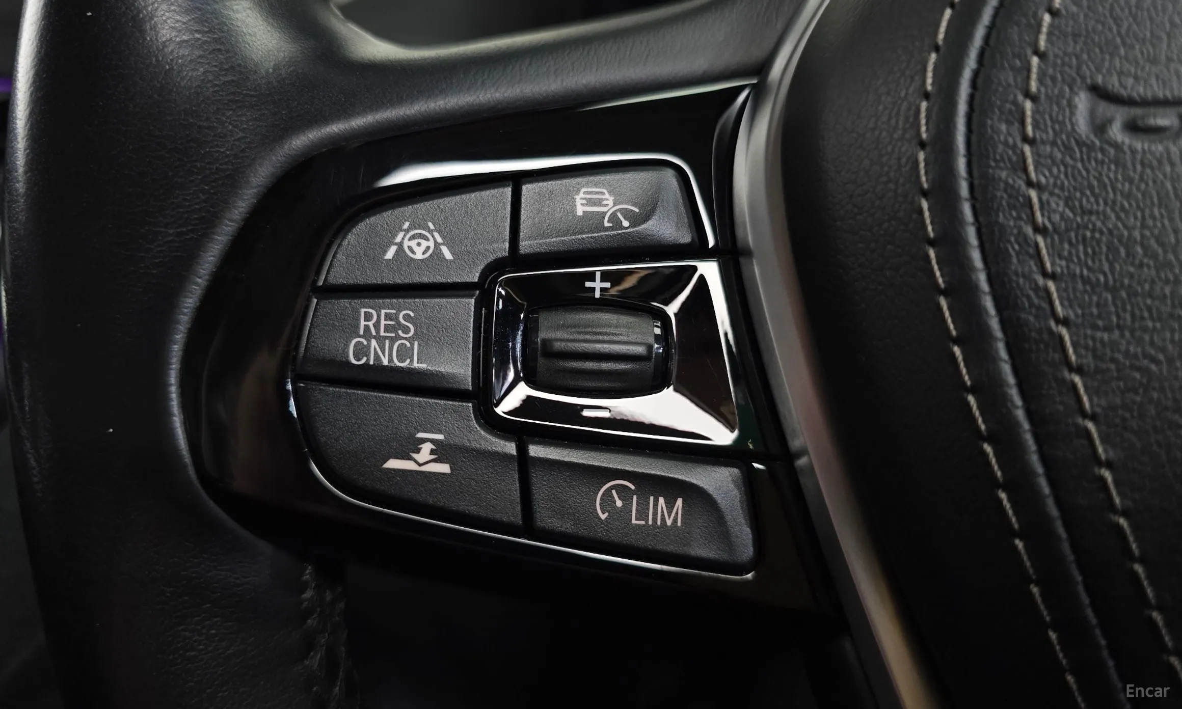 BMW 5 Series (G30) превью 15