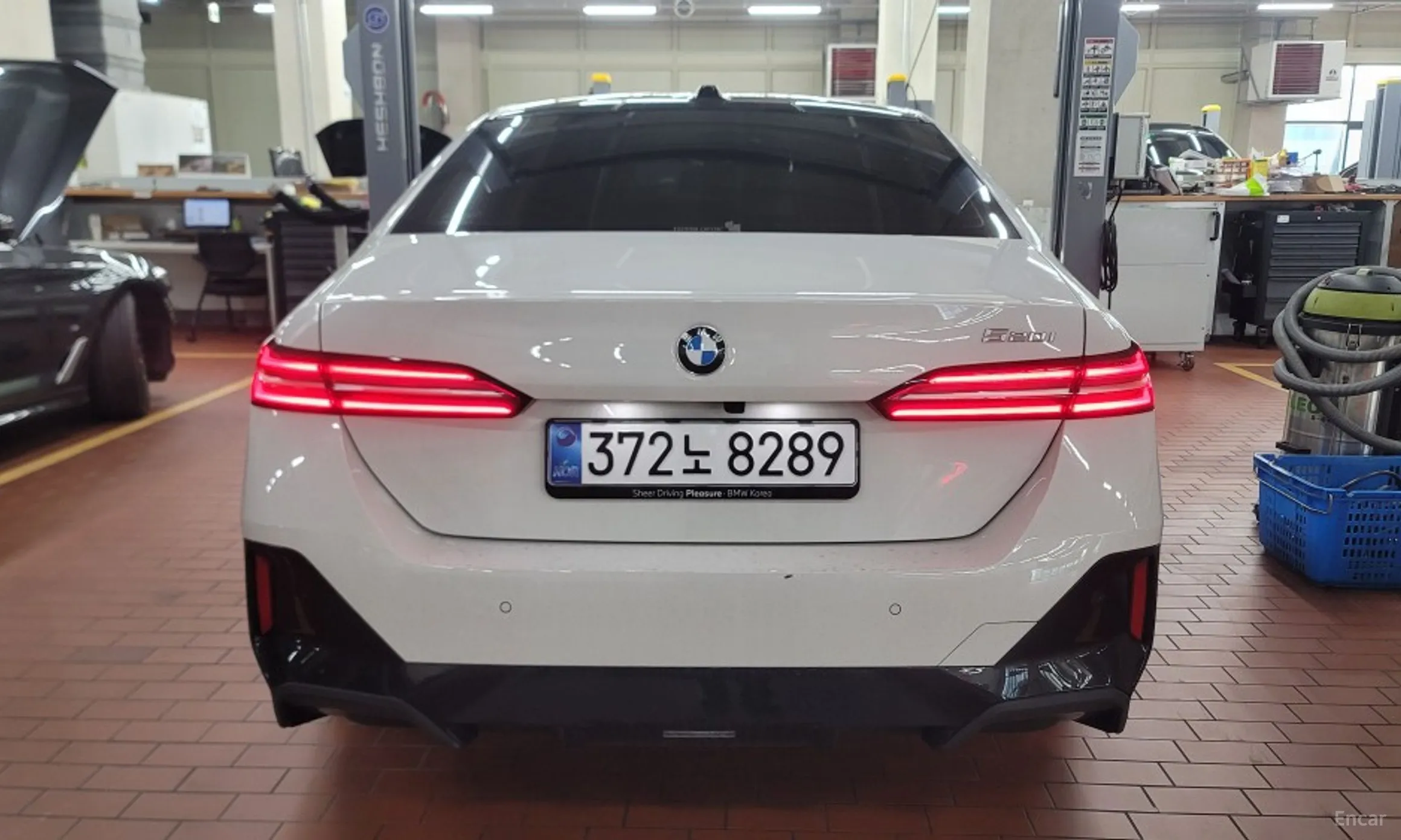 BMW 5 Series (G60) превью 2