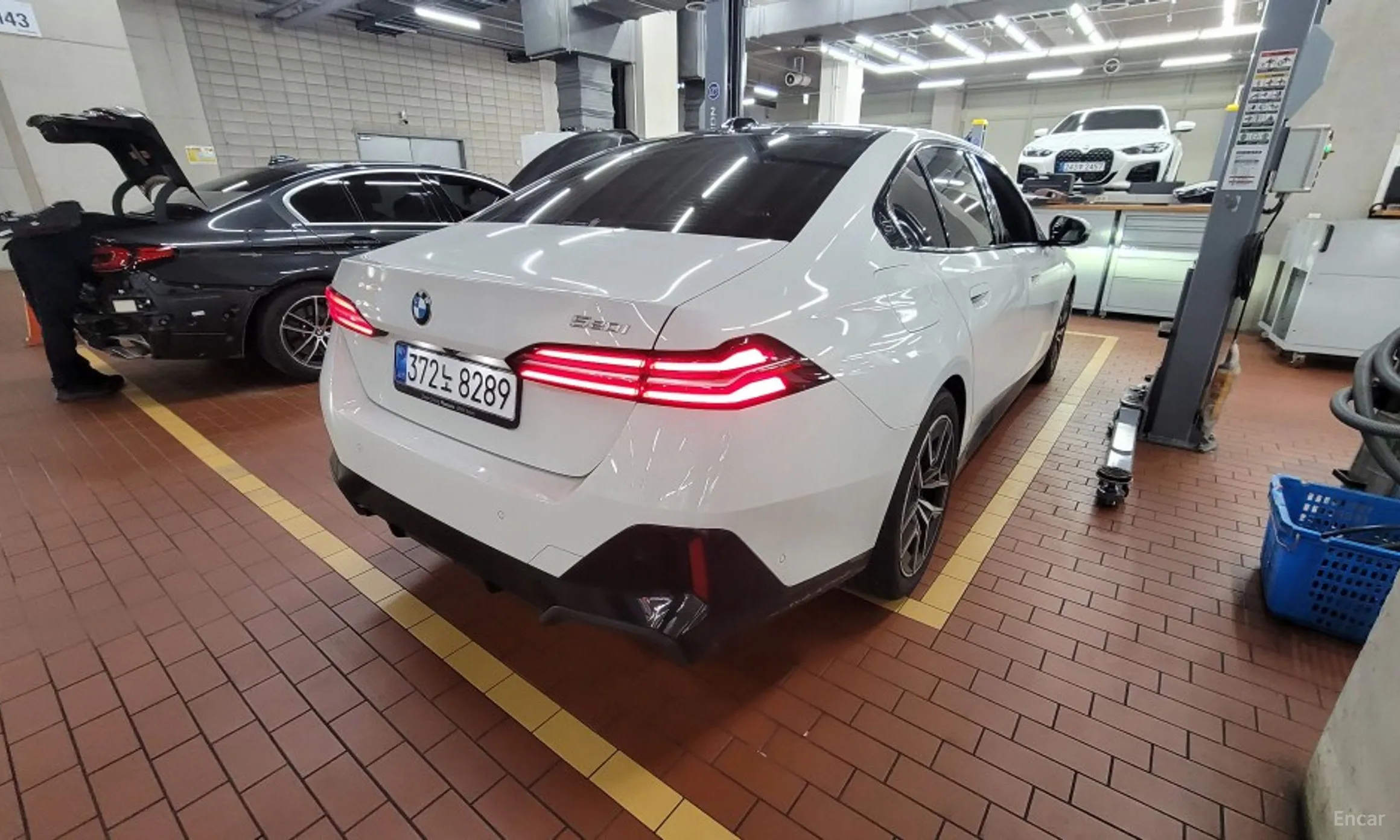 BMW 5 Series (G60) превью 4