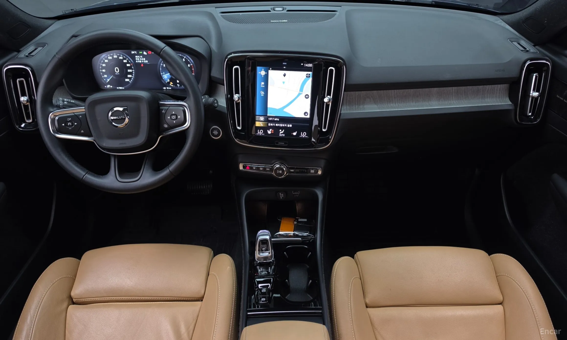 Volvo XC40 превью 7