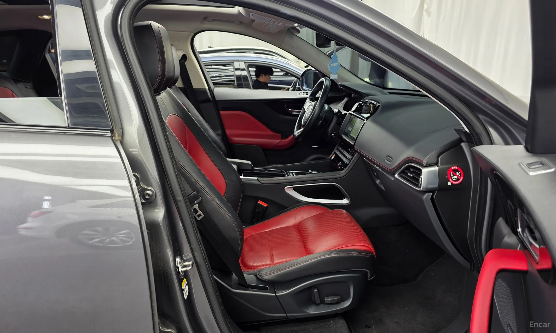 Jaguar F-PACE превью 11