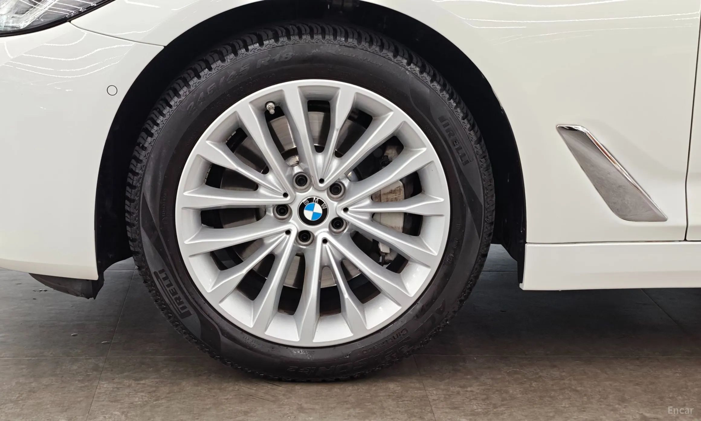 BMW 5 Series (G30) превью 5