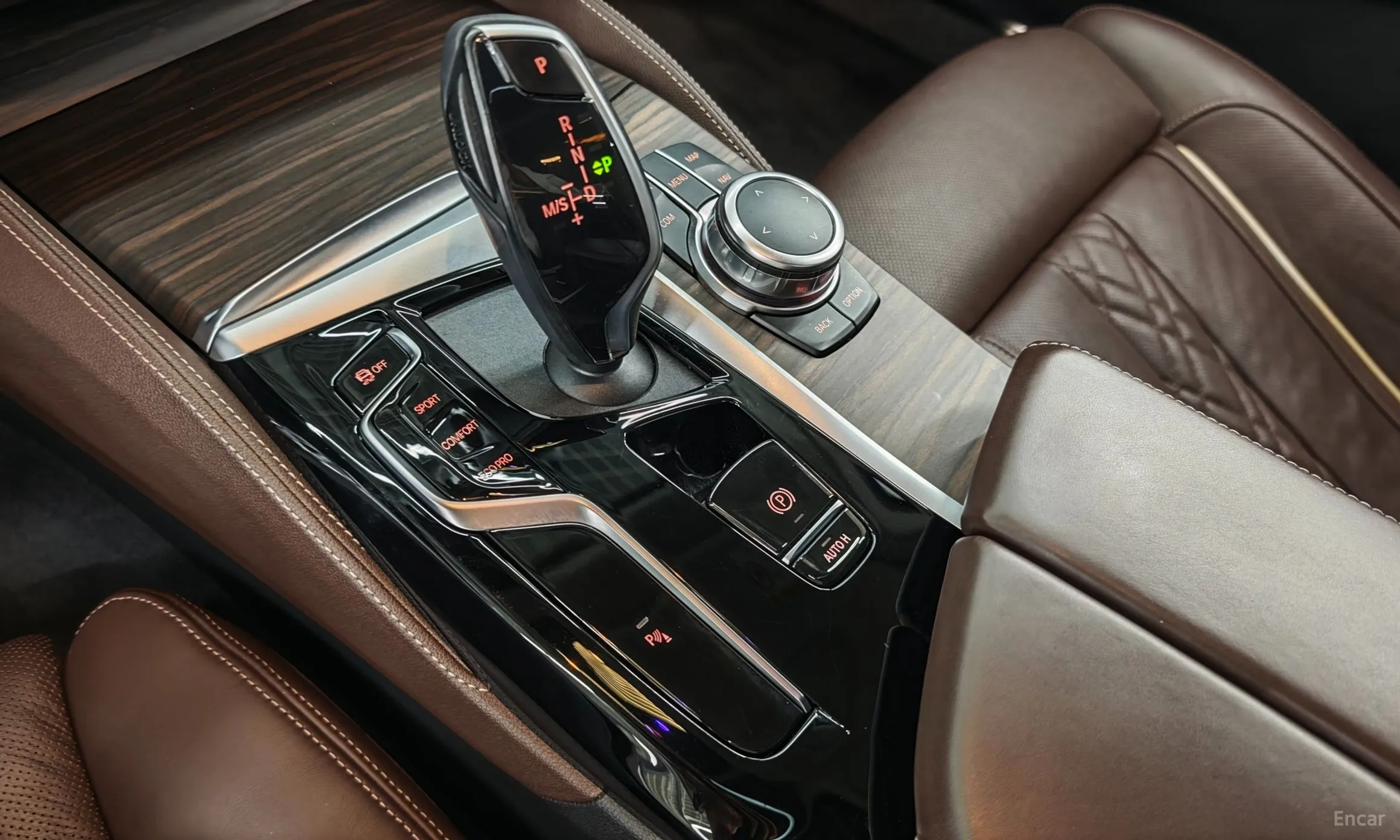BMW 5 Series (G30) превью 9