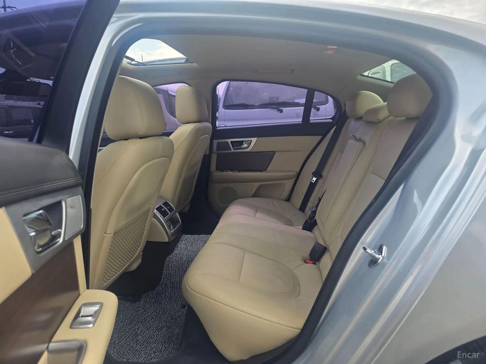Jaguar New XF превью 11