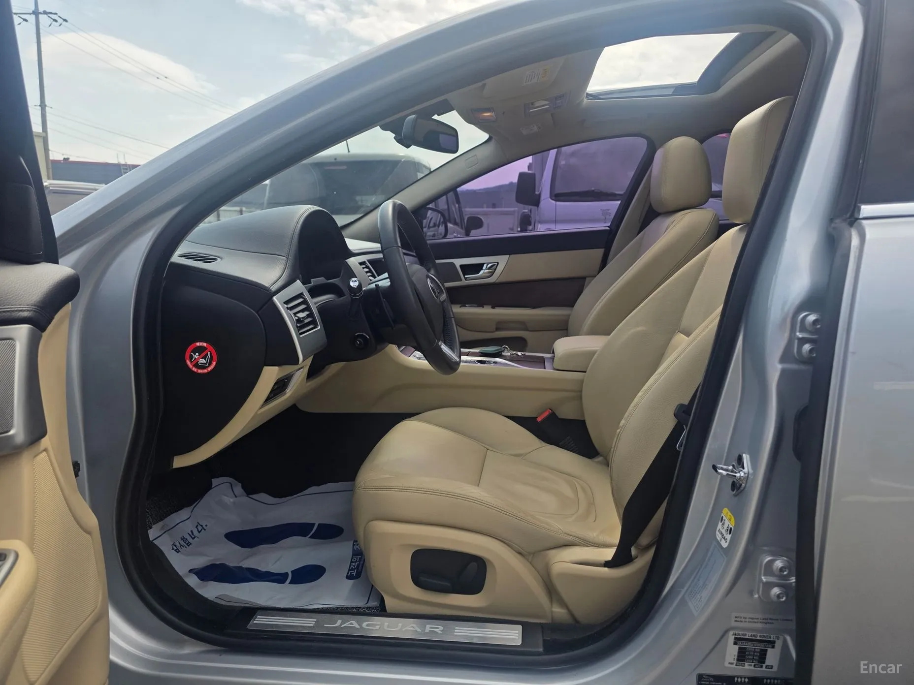 Jaguar New XF превью 8