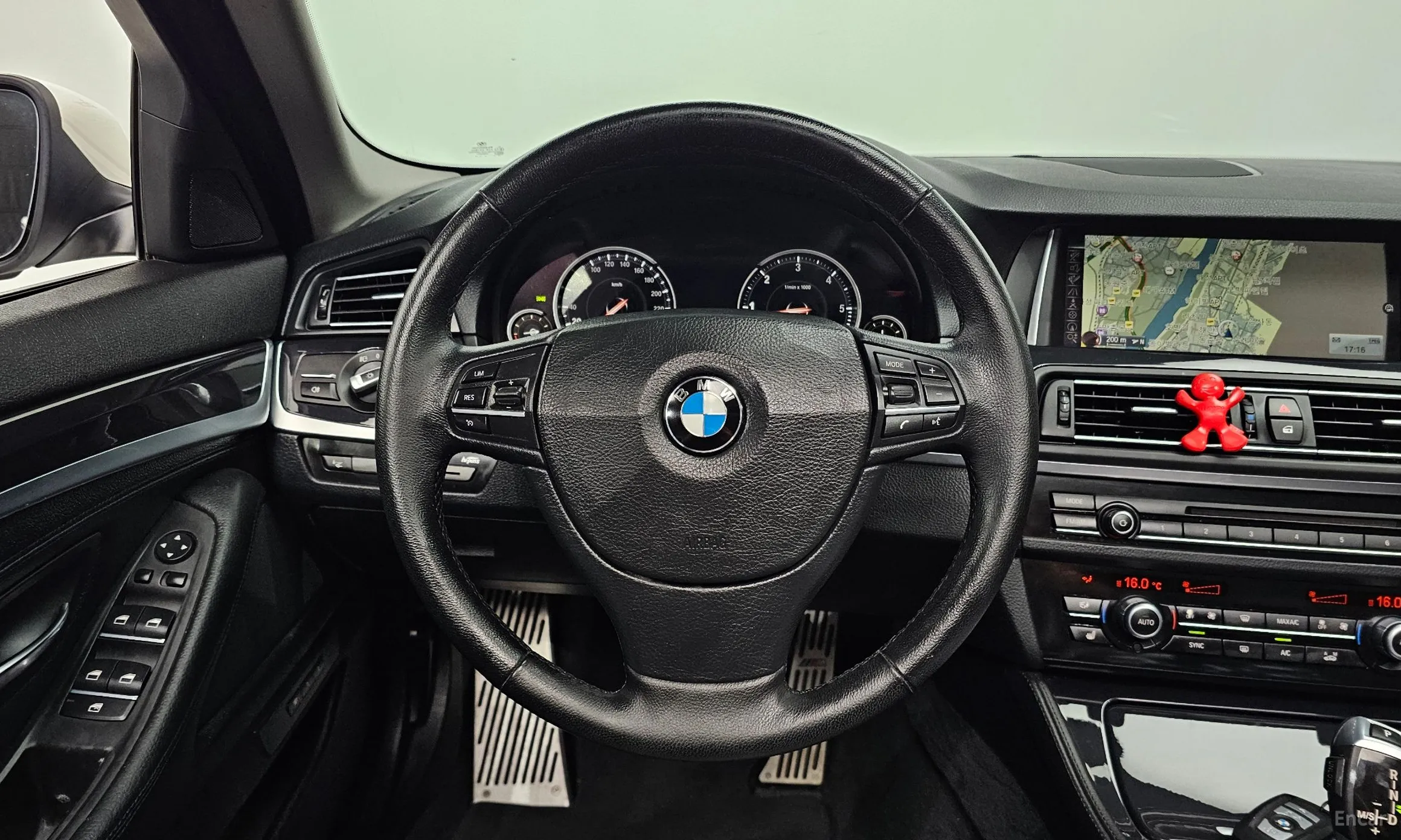 BMW 5 Series (F10) превью 13