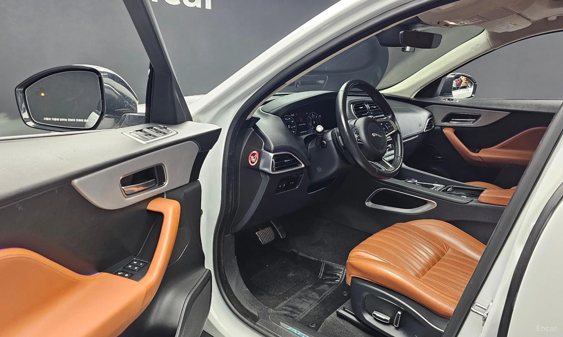 Jaguar F-PACE превью 10
