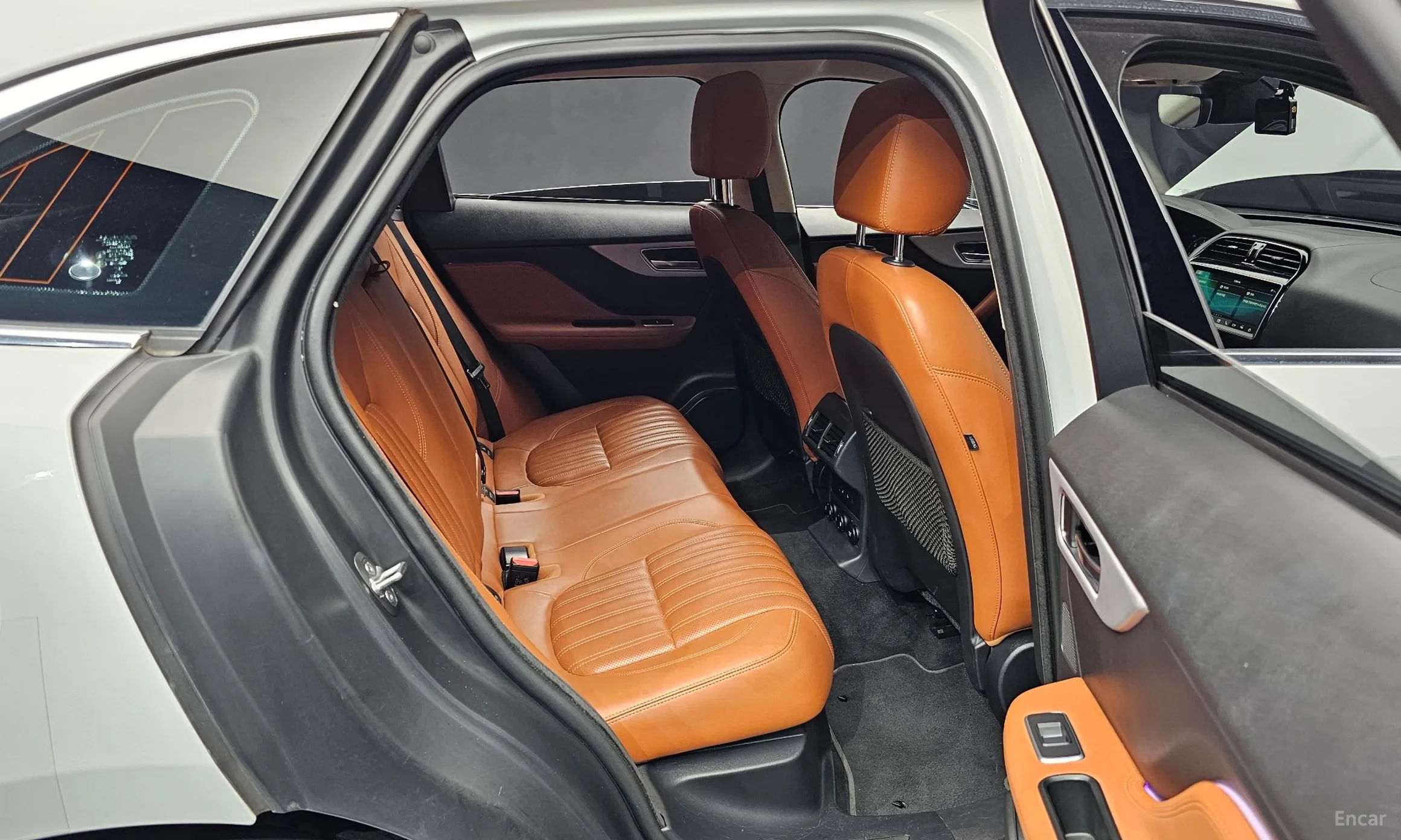 Jaguar F-PACE превью 12