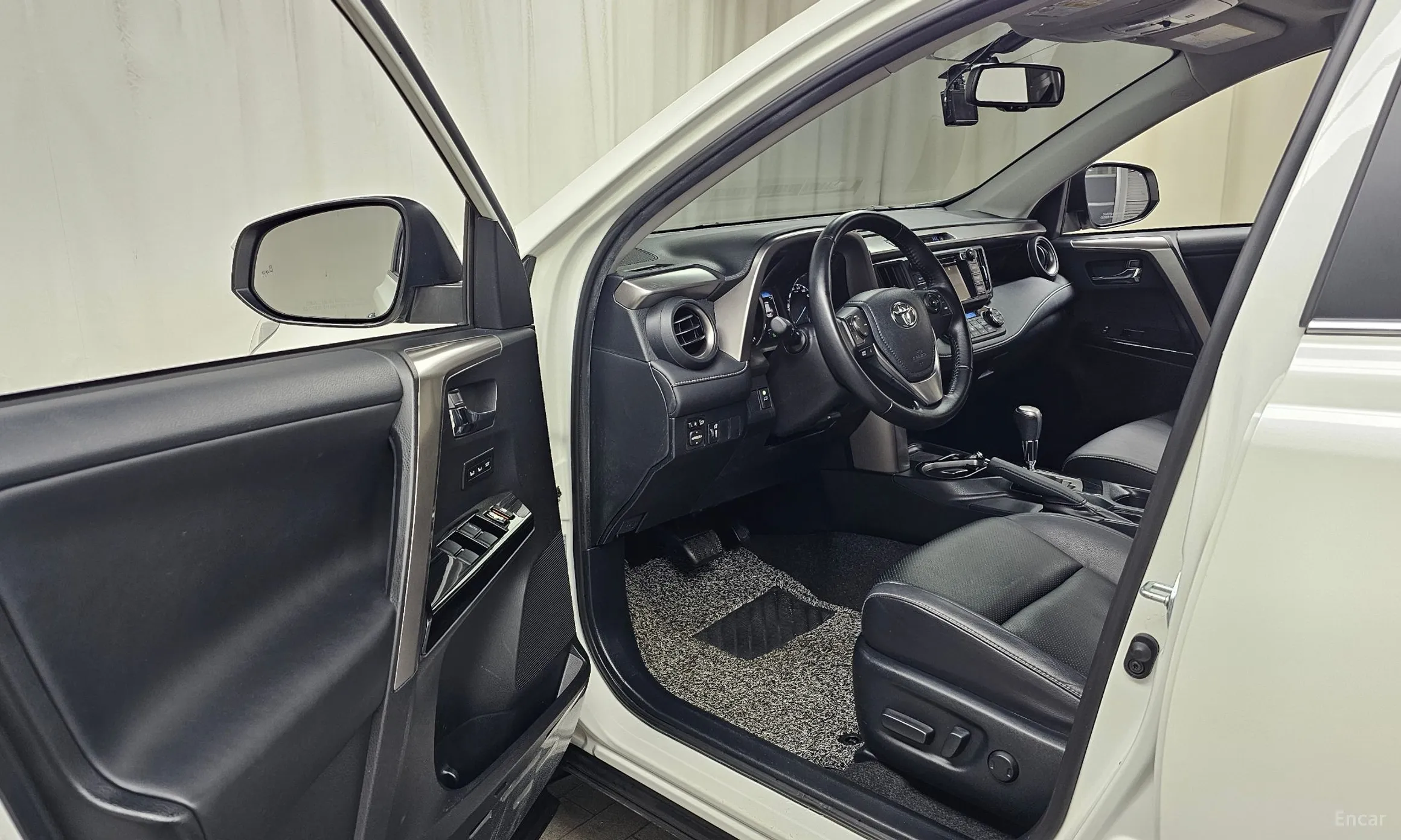 Toyota RAV4 превью 10
