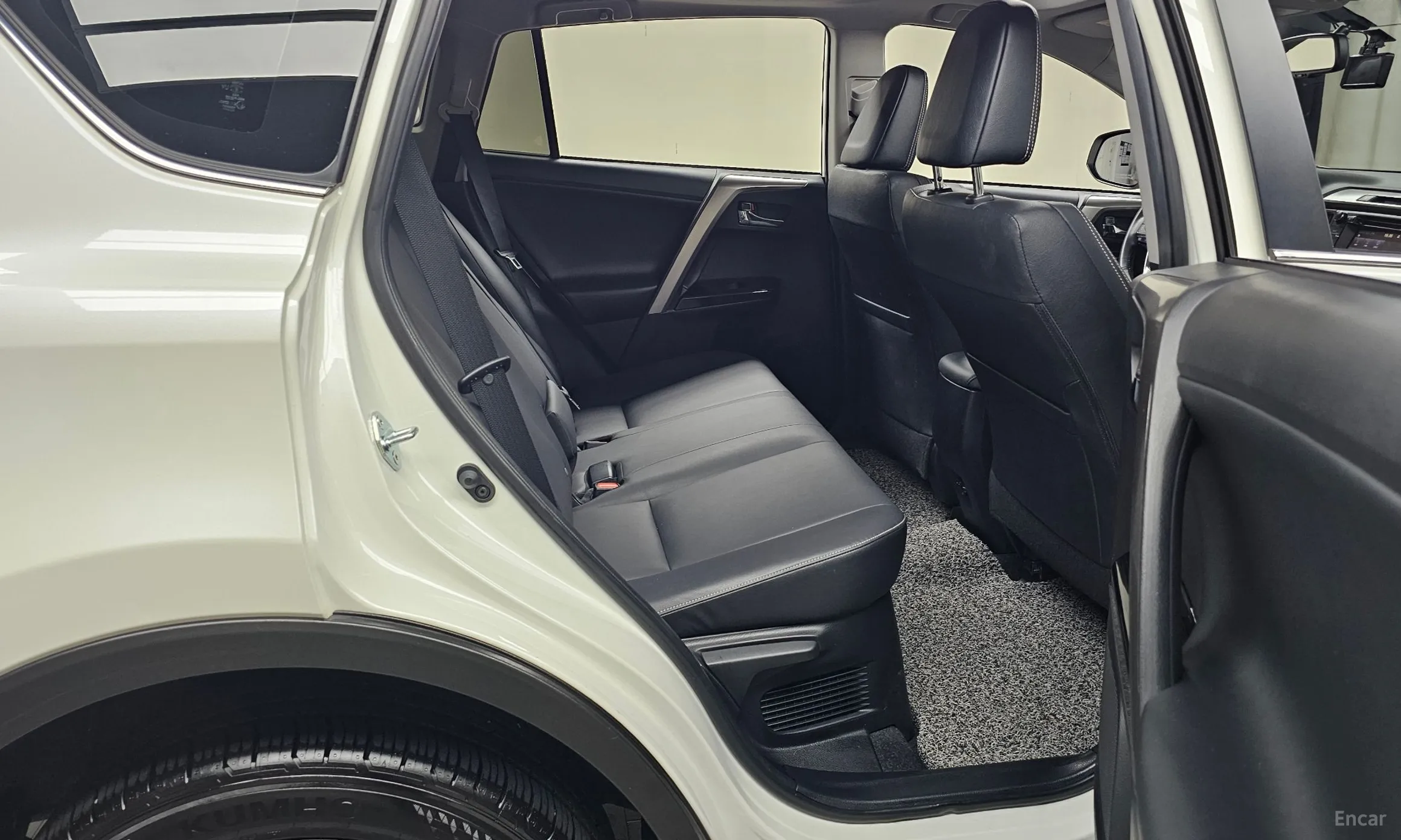 Toyota RAV4 превью 11