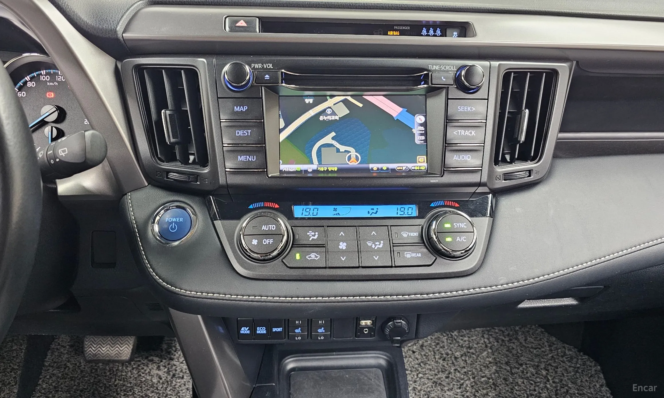 Toyota RAV4 превью 14