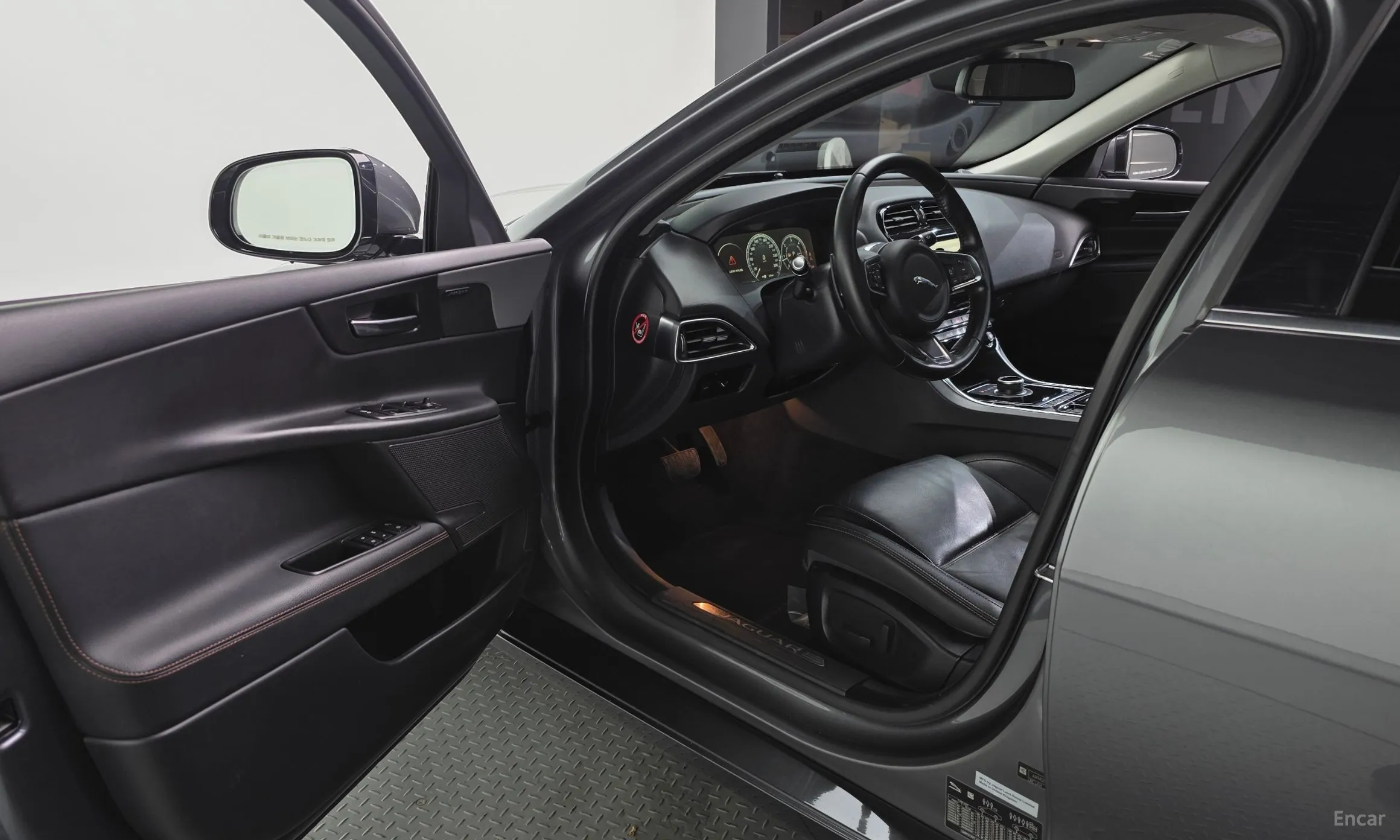 Jaguar XE превью 10