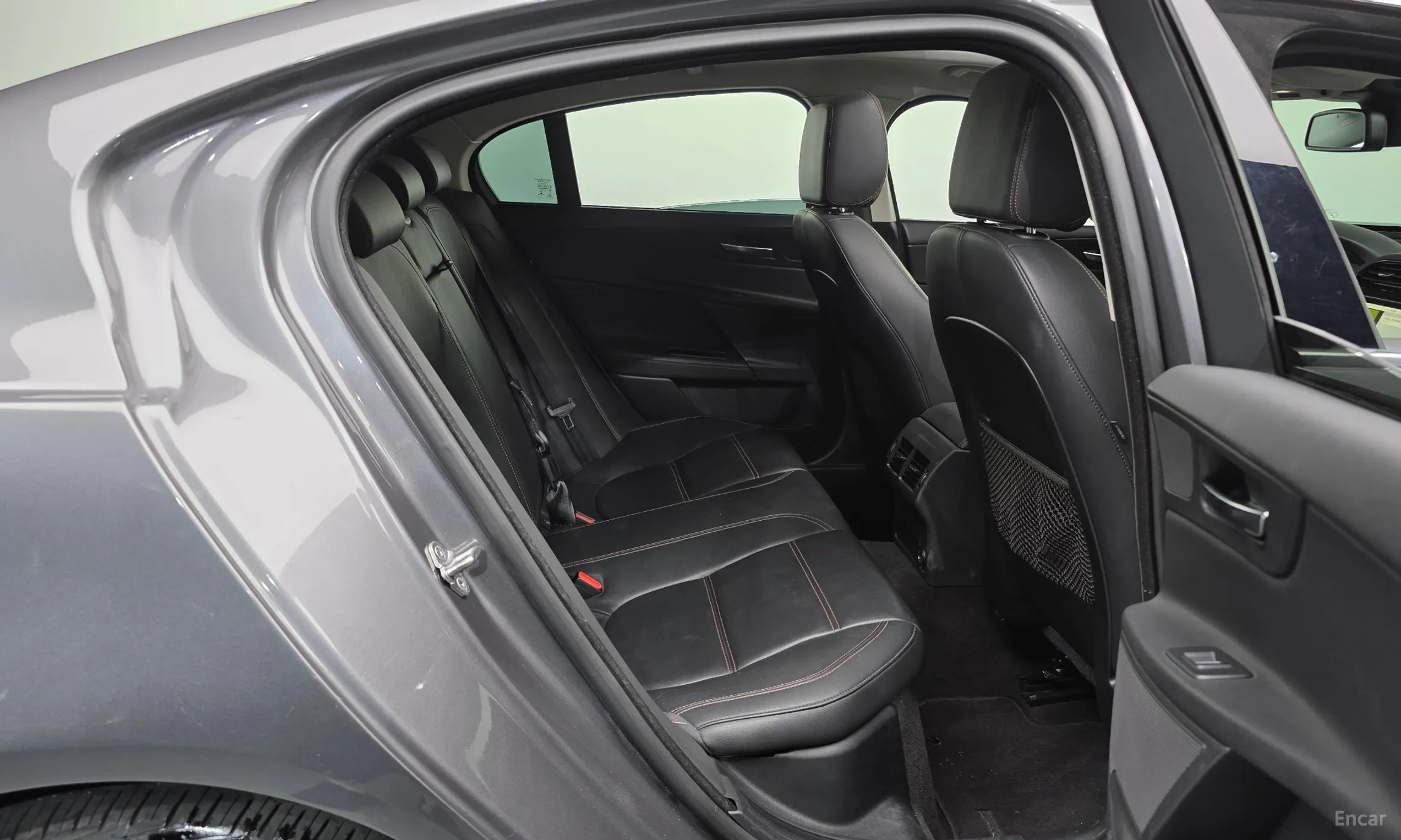 Jaguar XE превью 11