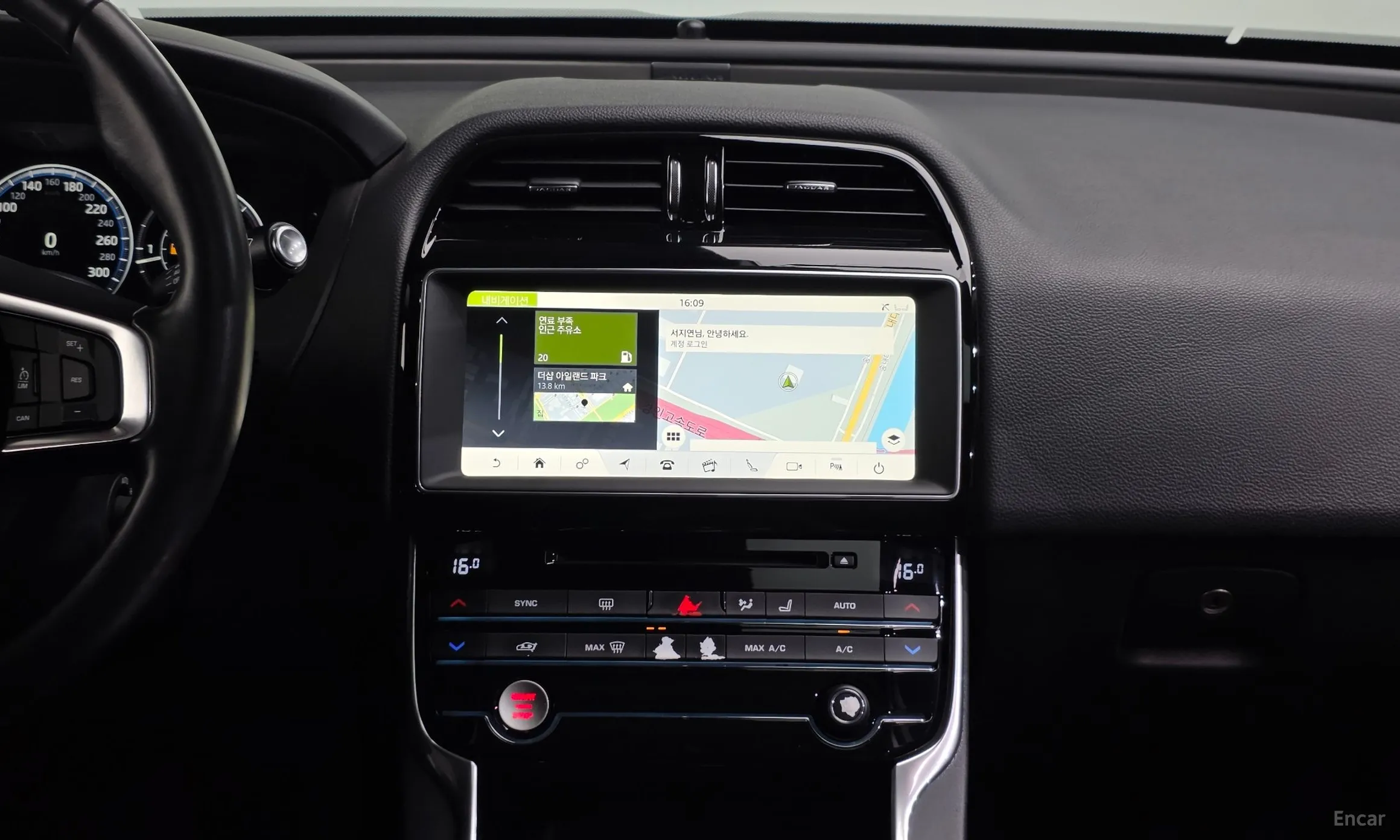 Jaguar XE превью 12