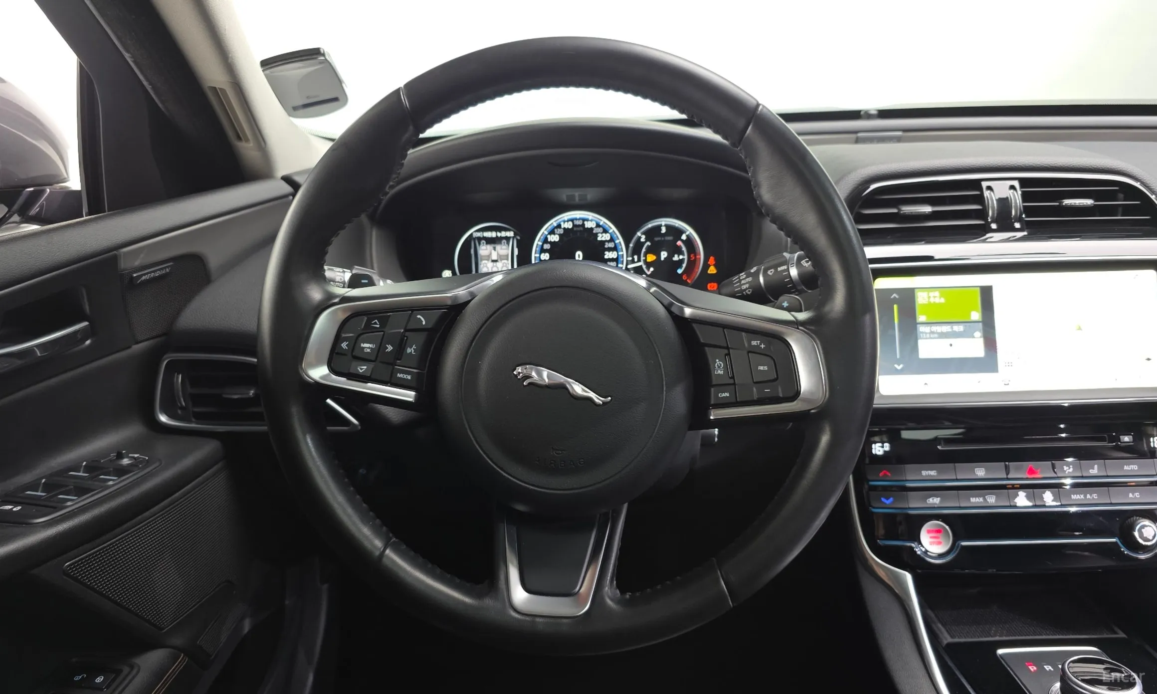 Jaguar XE превью 13