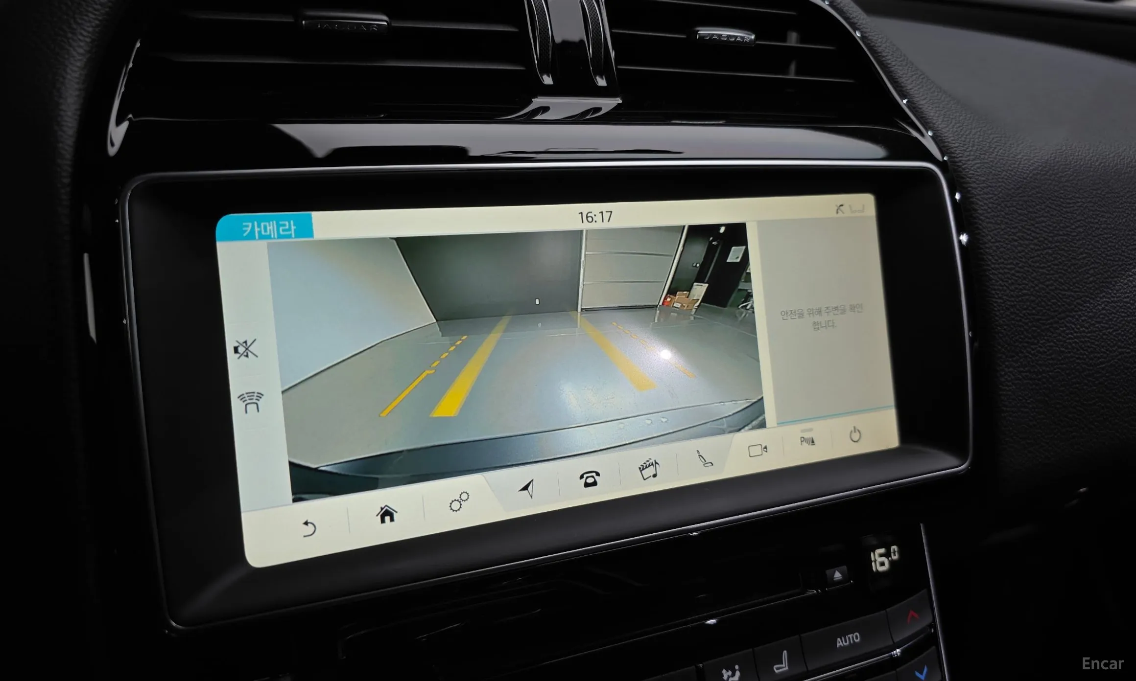 Jaguar XE превью 14