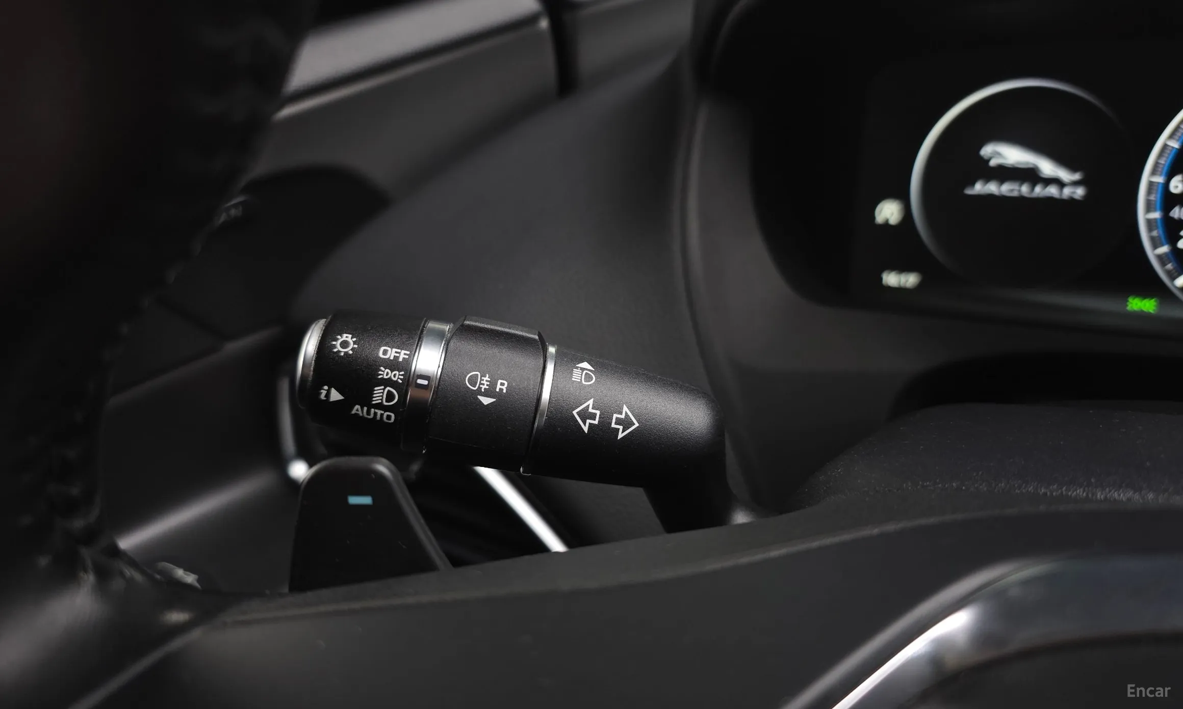 Jaguar XE превью 16
