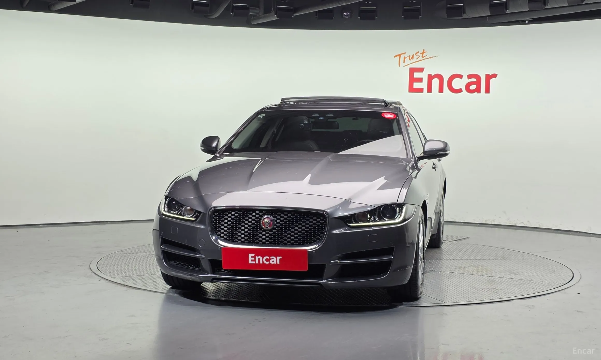 Jaguar XE превью 3