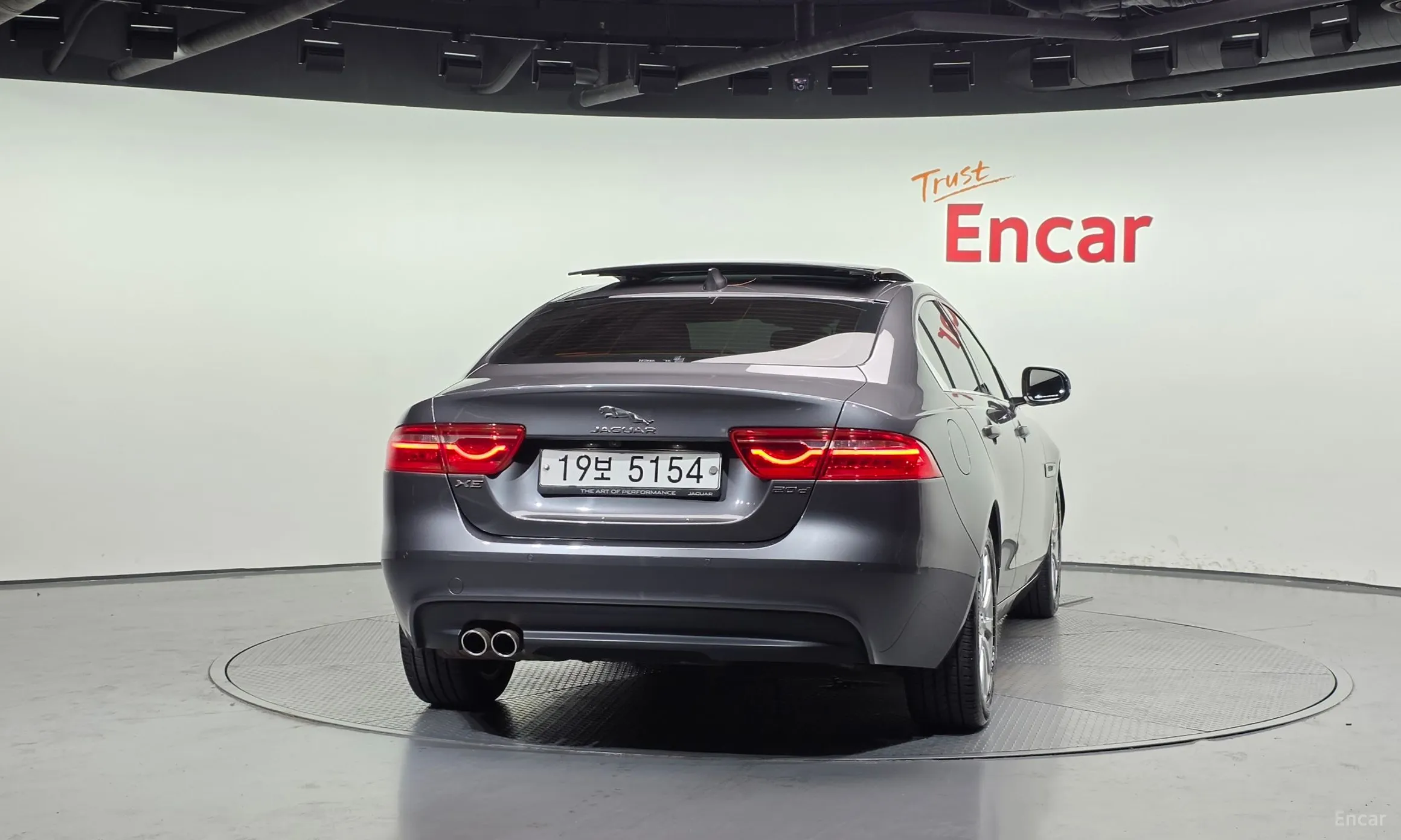 Jaguar XE превью 4