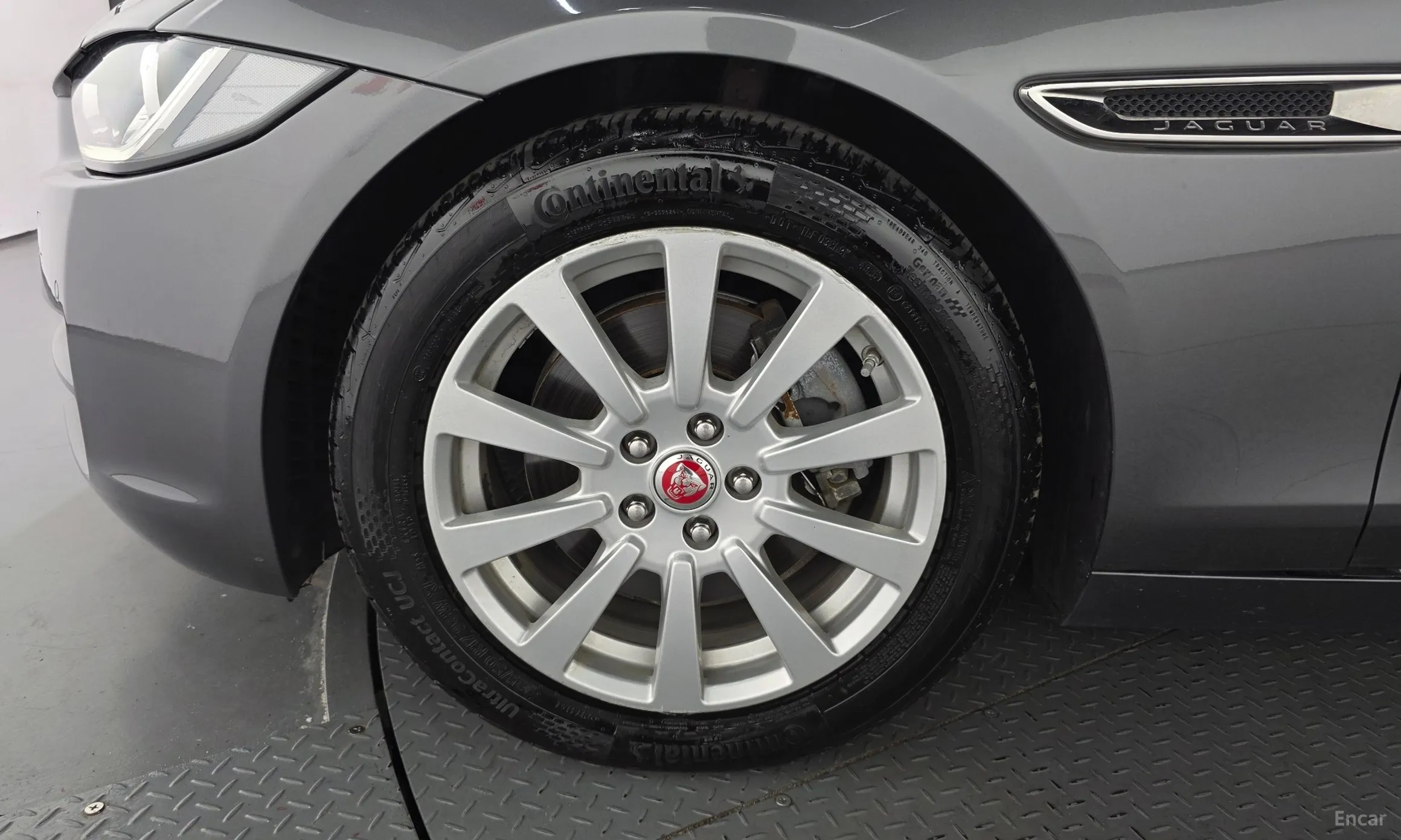 Jaguar XE превью 5