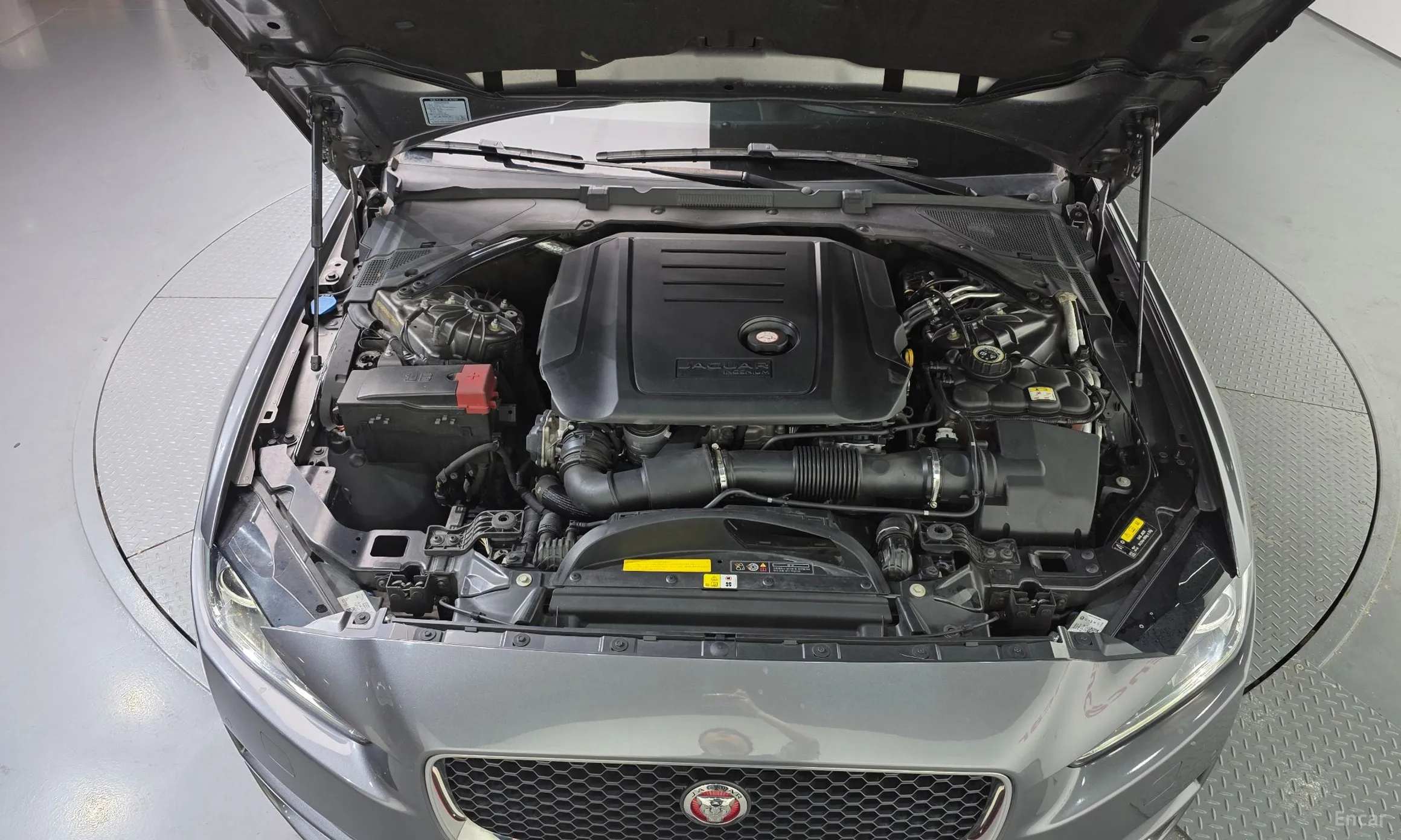Jaguar XE превью 6