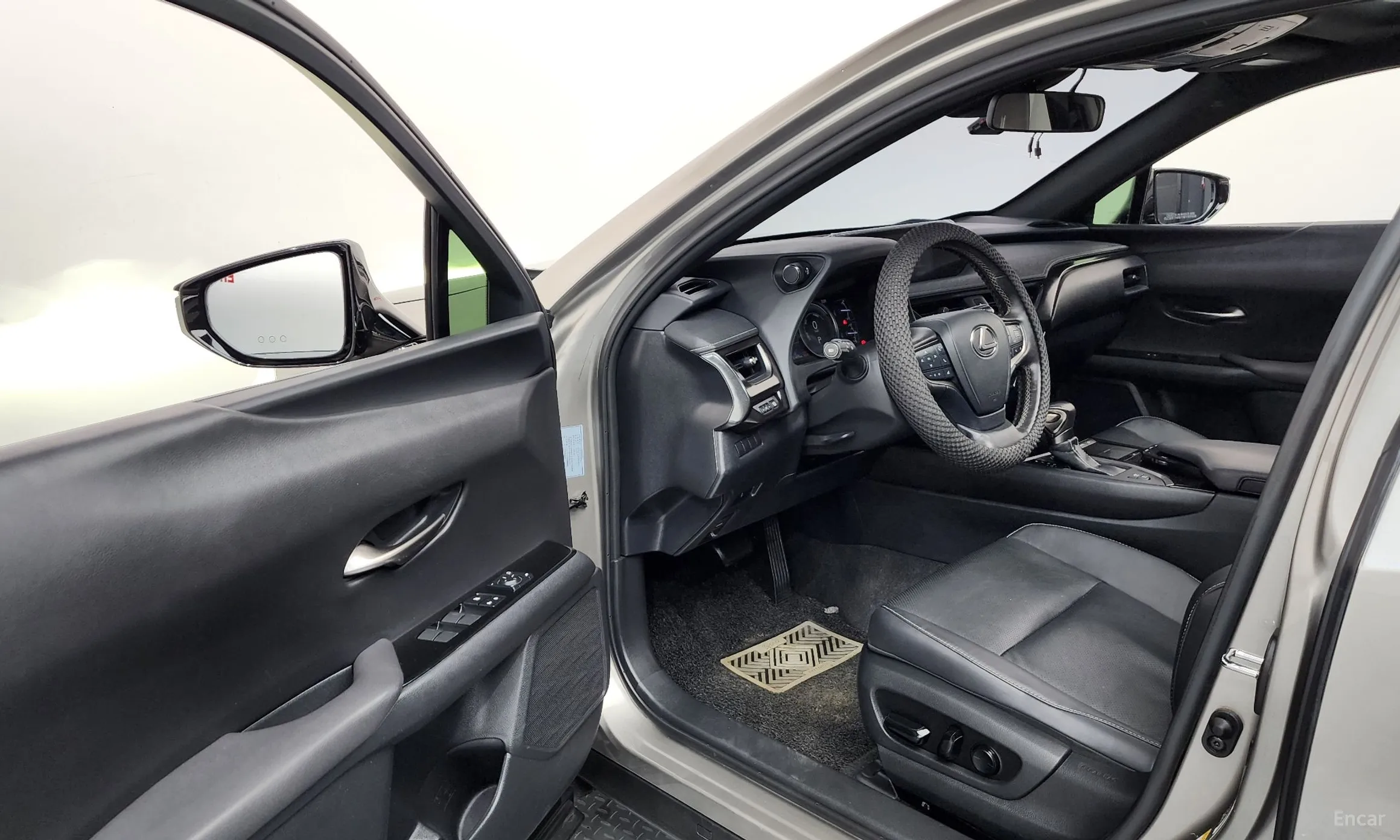 Lexus UX250h превью 10