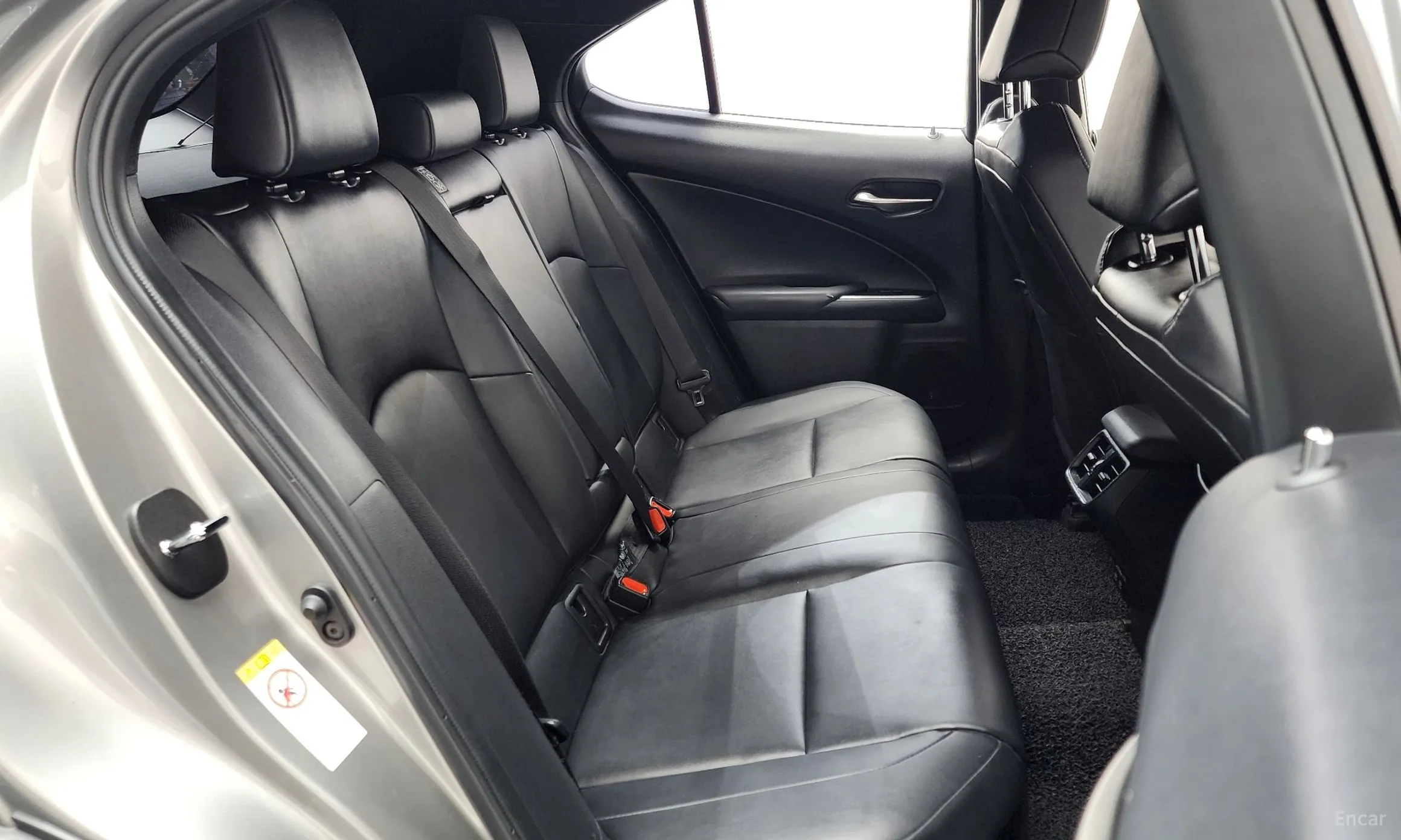 Lexus UX250h превью 11