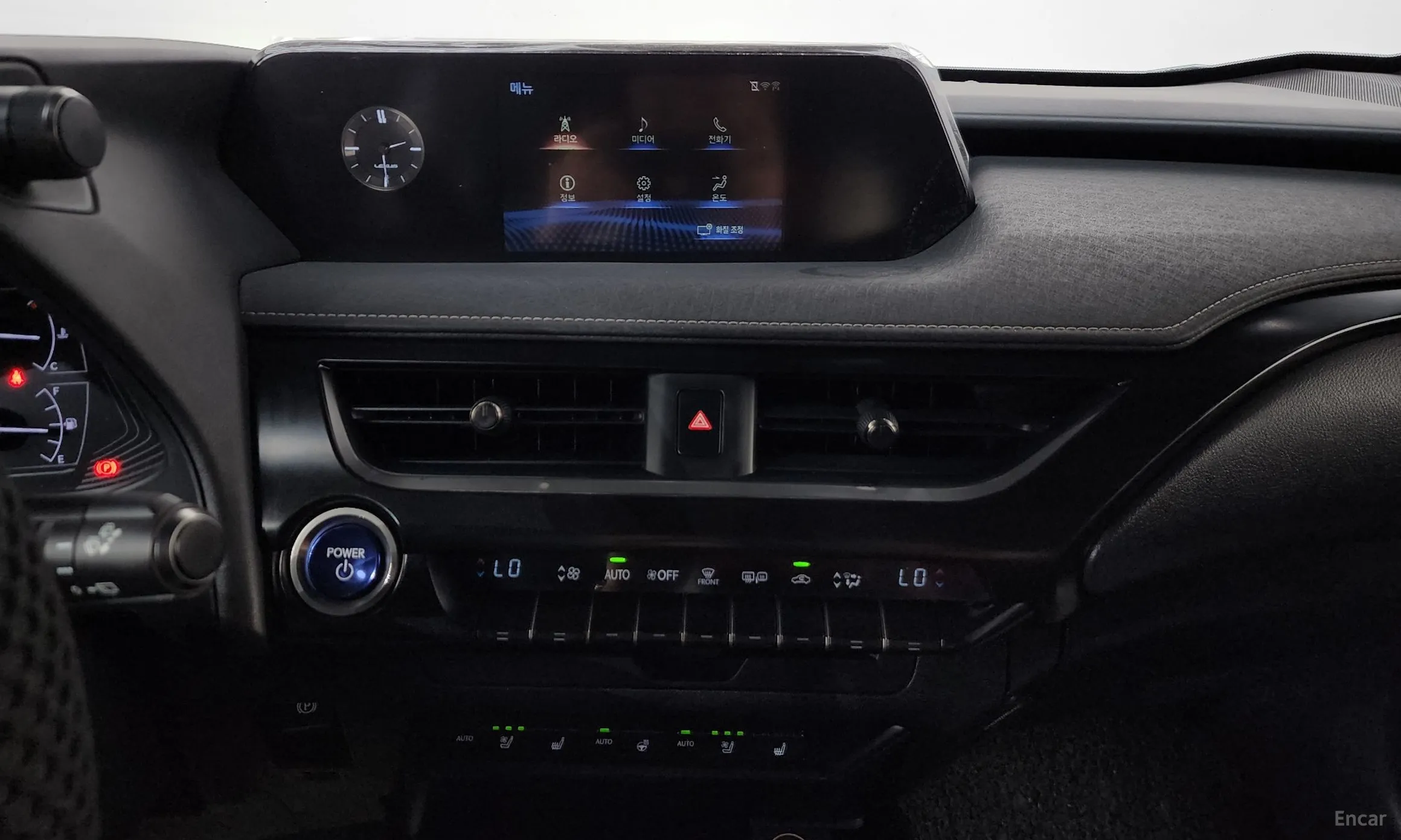 Lexus UX250h превью 12