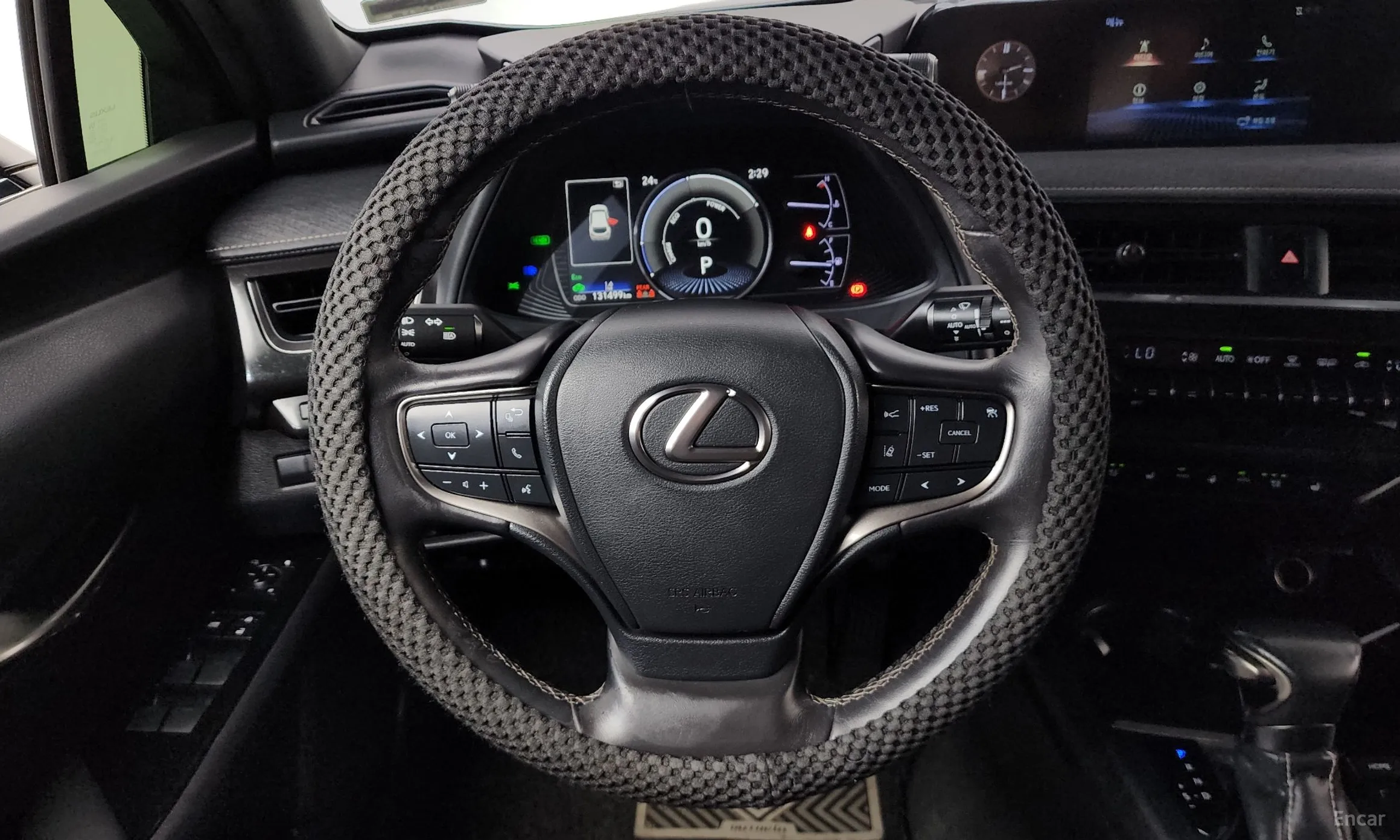 Lexus UX250h превью 13