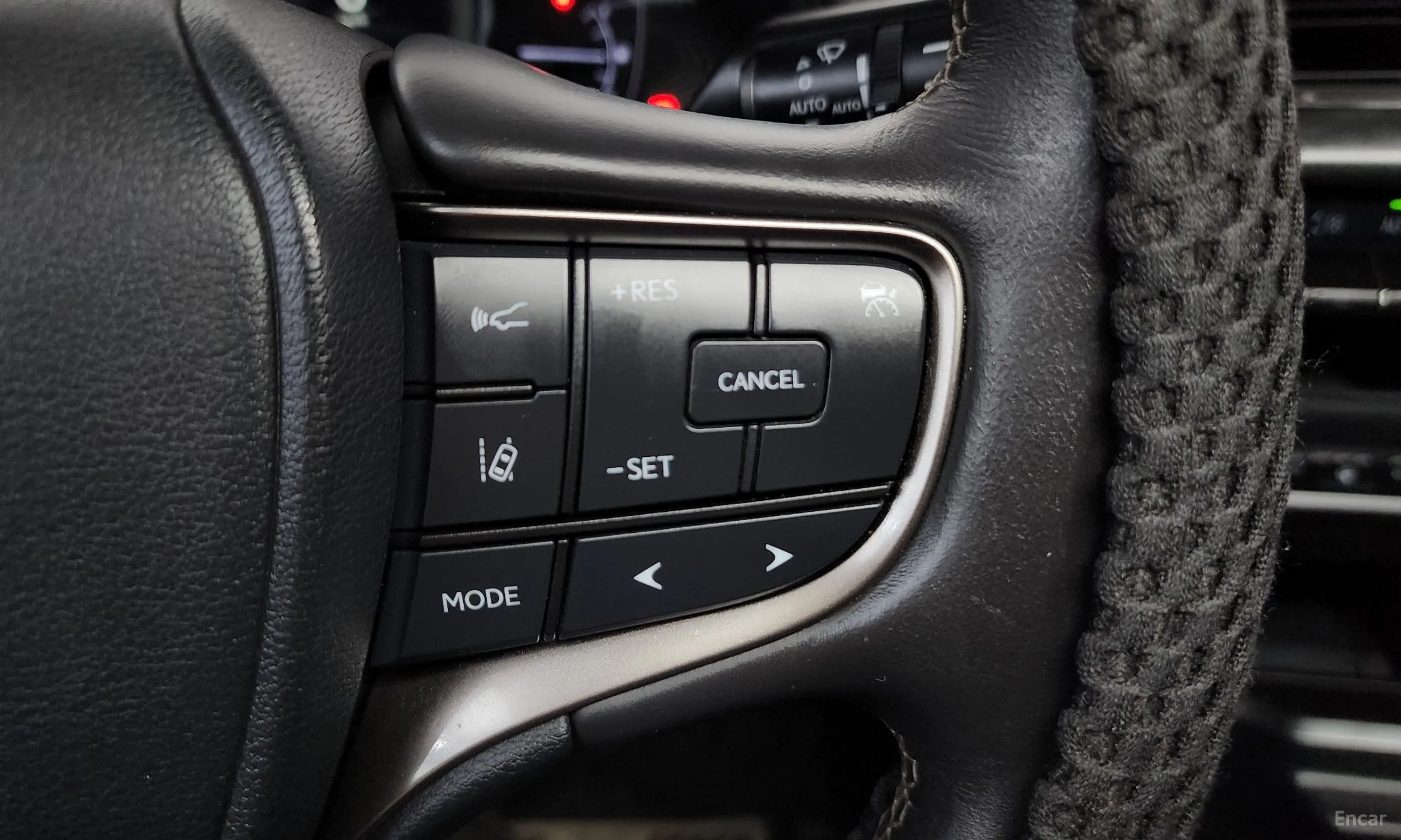 Lexus UX250h превью 16