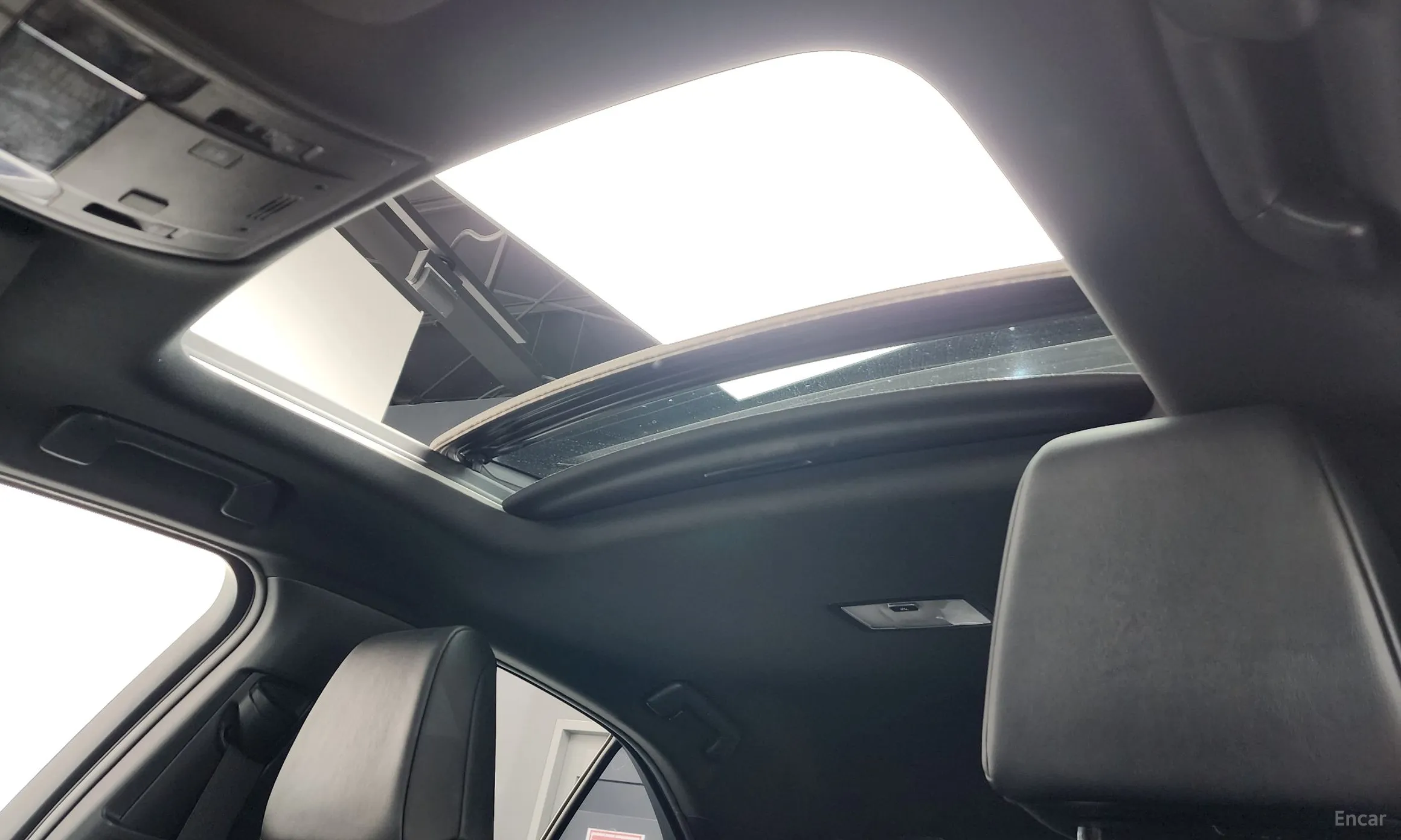 Lexus UX250h превью 17
