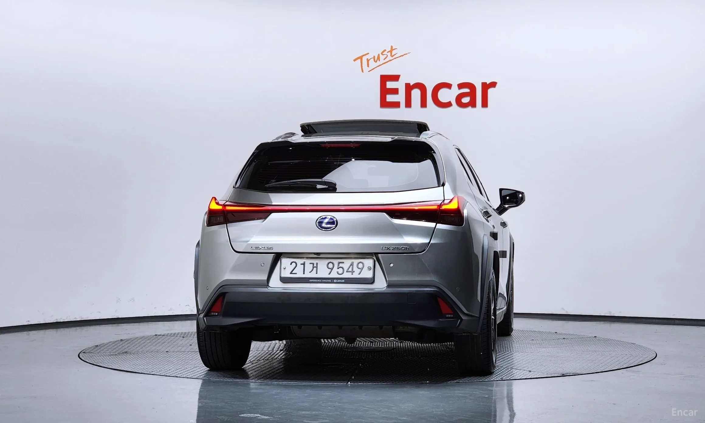 Lexus UX250h превью 4