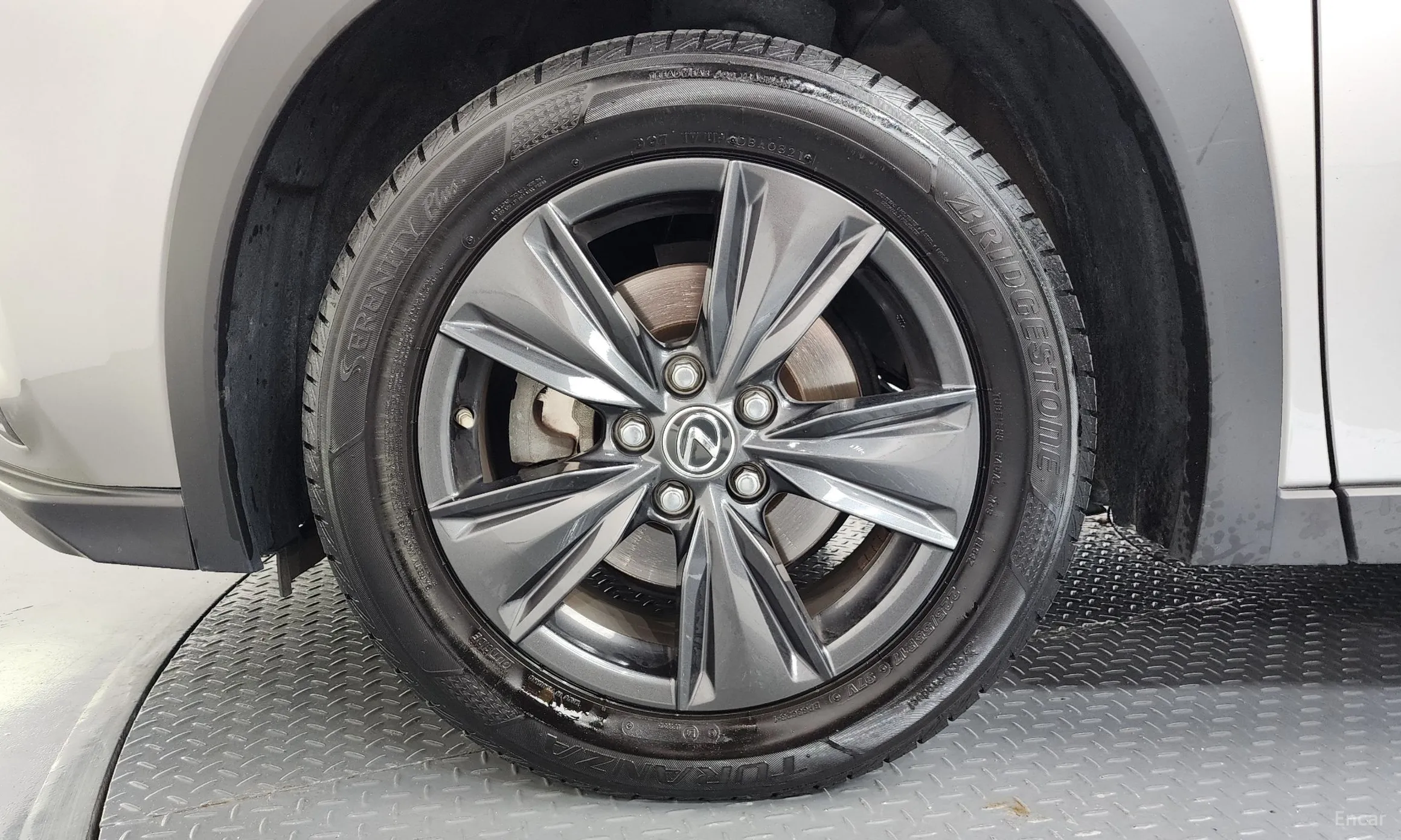 Lexus UX250h превью 5