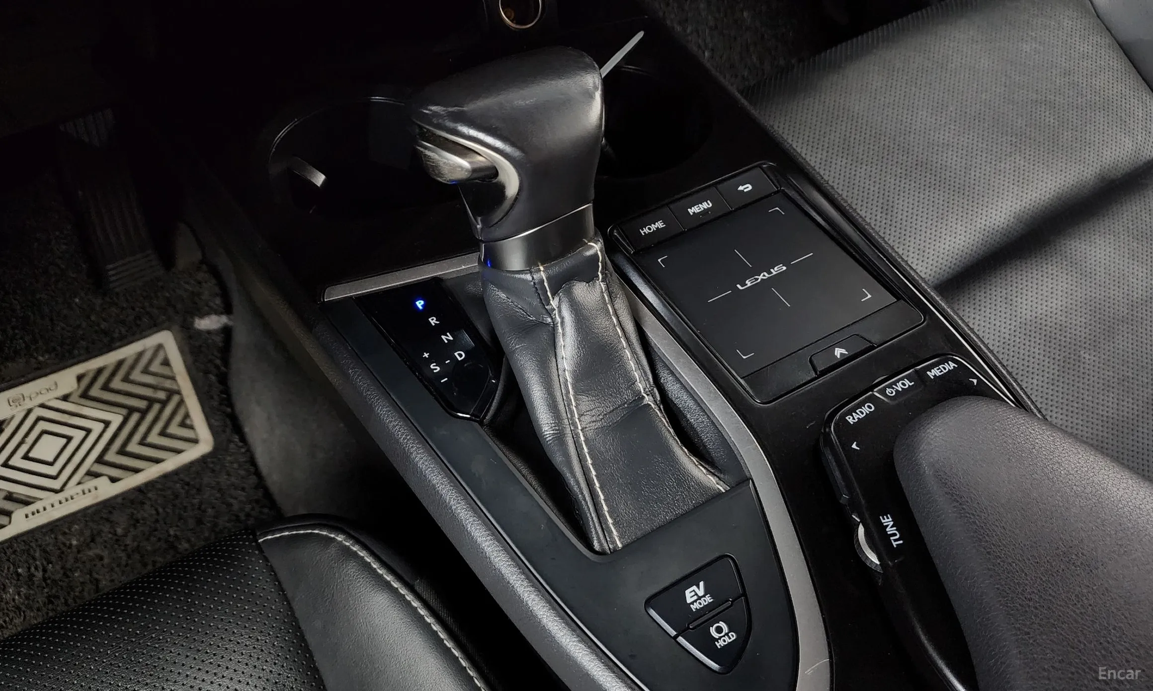 Lexus UX250h превью 9