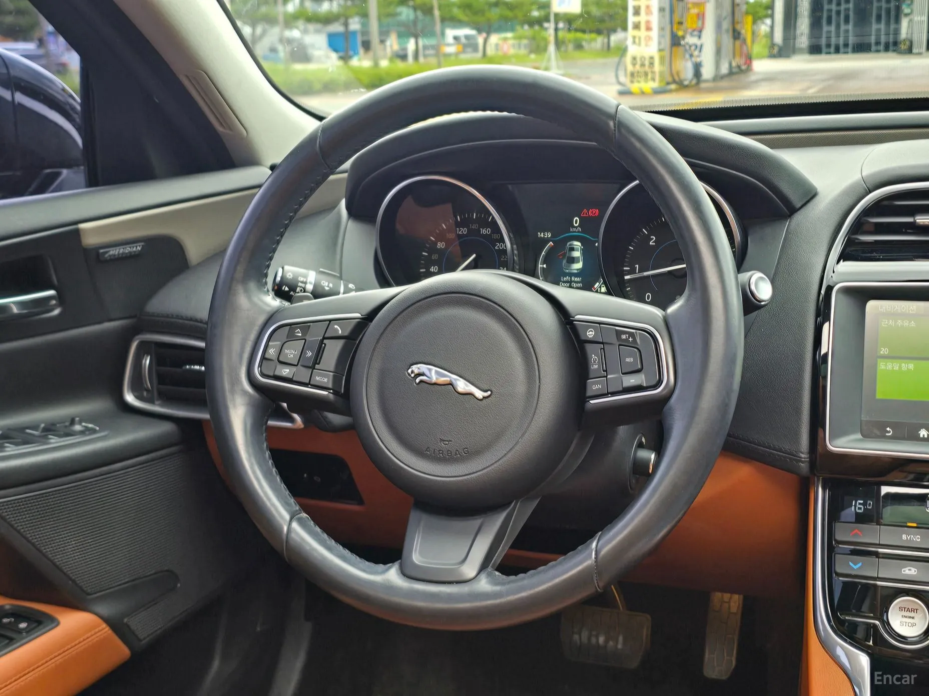 Jaguar XE превью 10