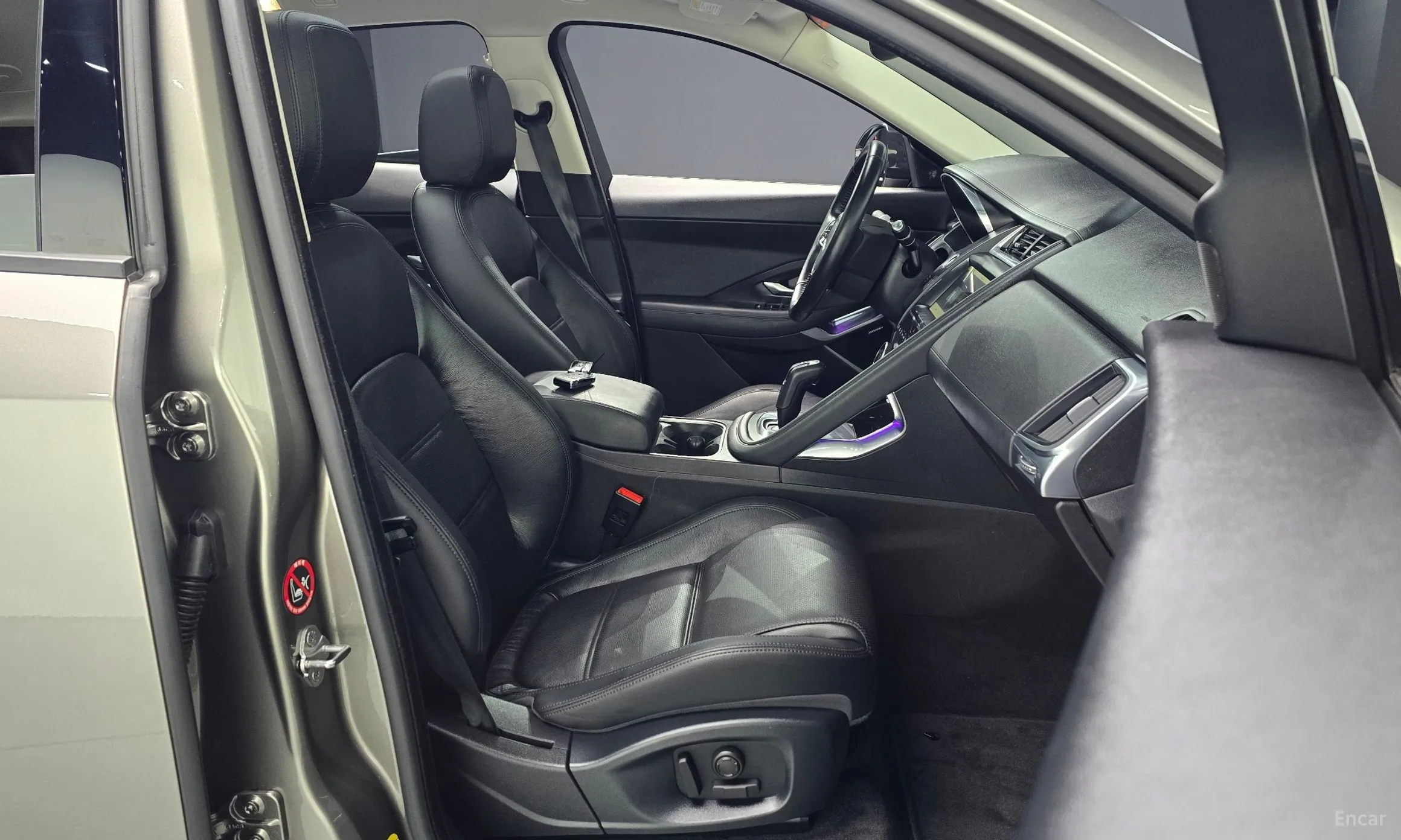 Jaguar E-PACE превью 10