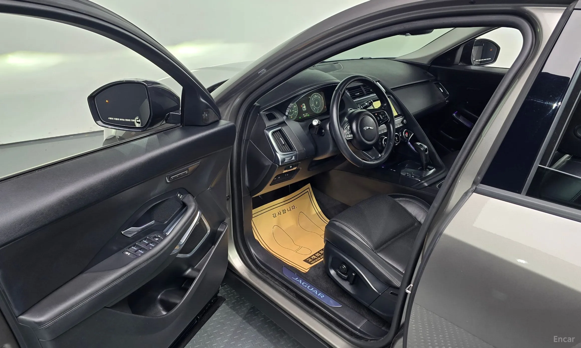 Jaguar E-PACE превью 11