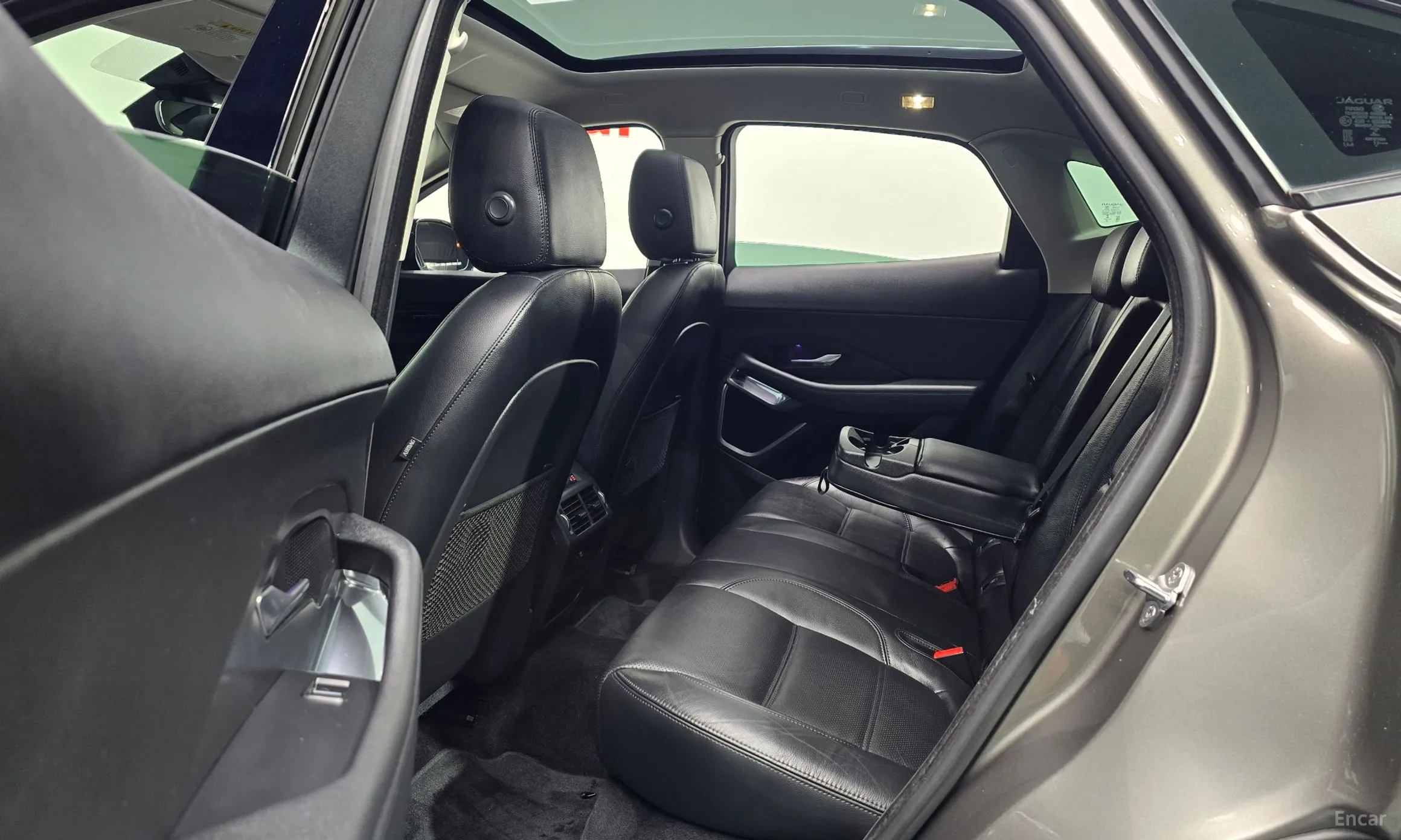 Jaguar E-PACE превью 12