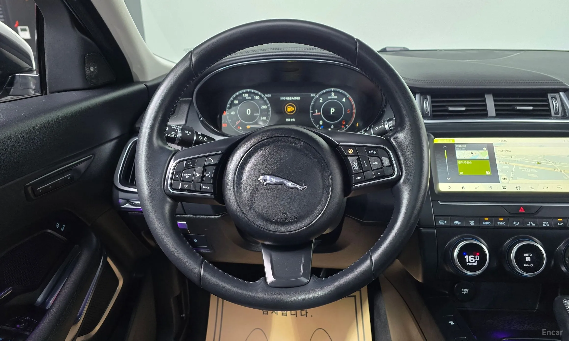 Jaguar E-PACE превью 13