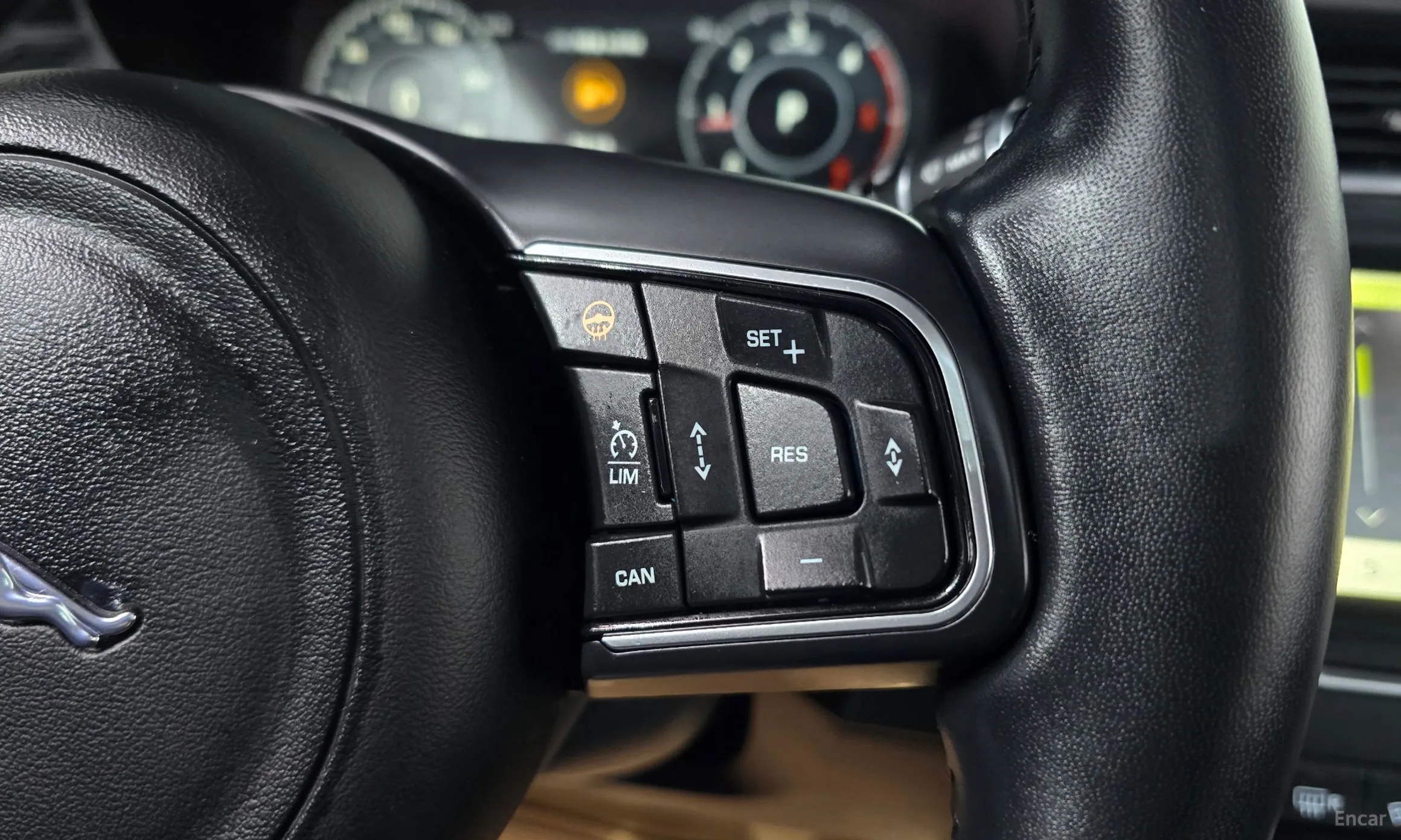 Jaguar E-PACE превью 17