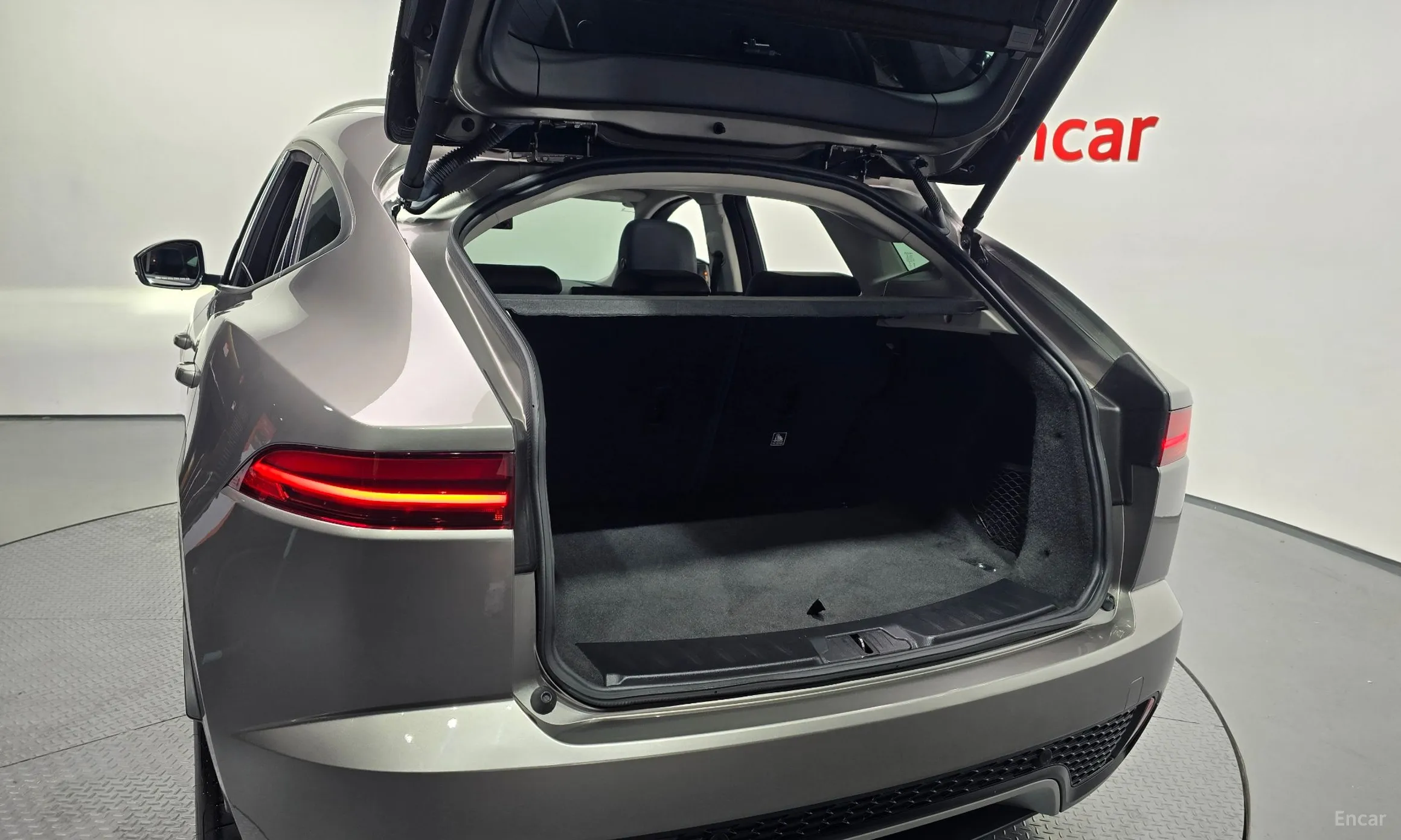 Jaguar E-PACE превью 19